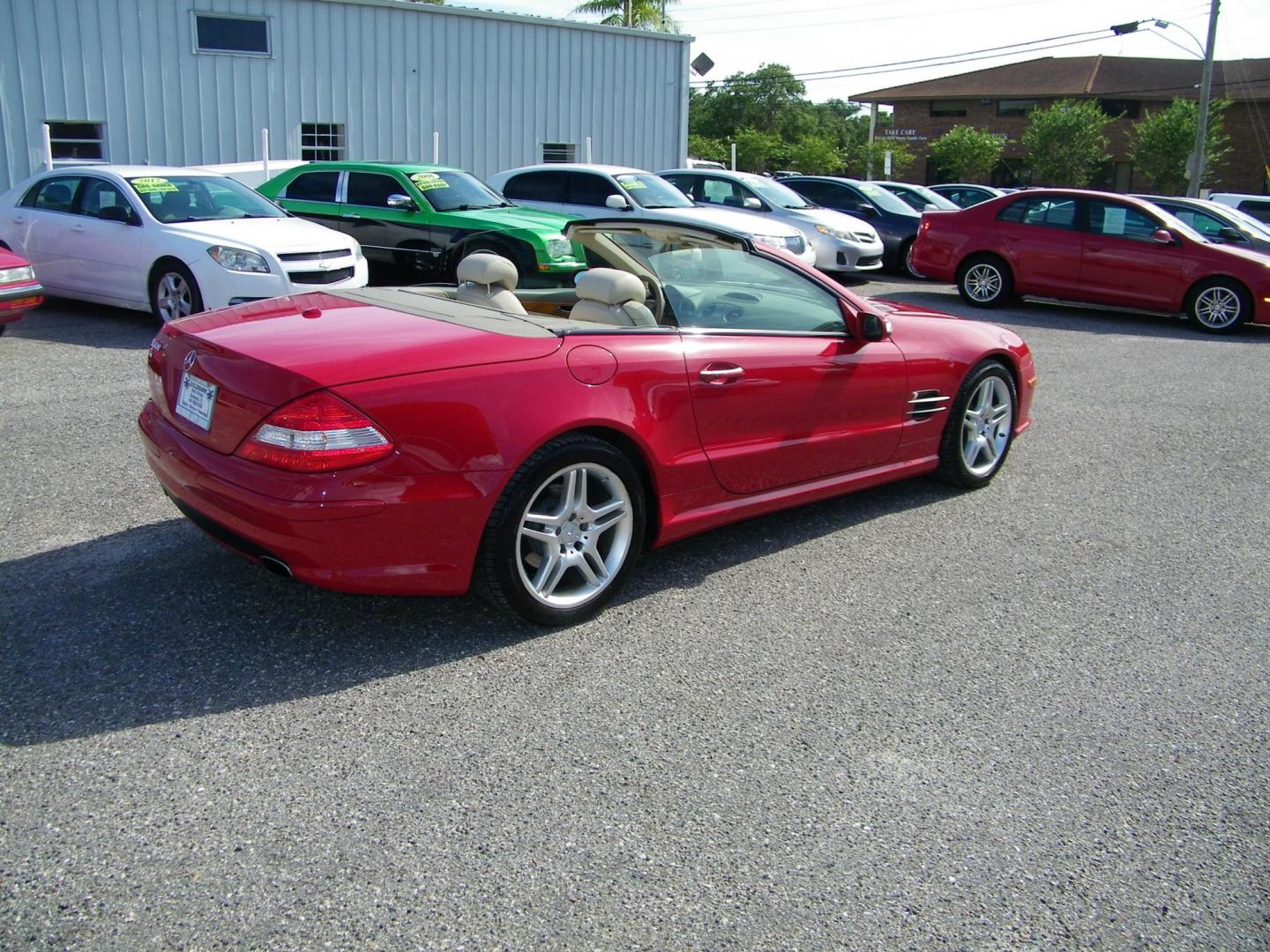 2008 Red /Beige Mercedes-Benz SL-Class SL550 (WDBSK71F98F) with an 5.5L V8 DOHC 32V engine, 7-Speed Automatic Overdrive transmission, located at 4000 Bee Ridge Road, Sarasota, FL, 34233, (941) 926-0300, 27.298664, -82.489151 - Photo#5