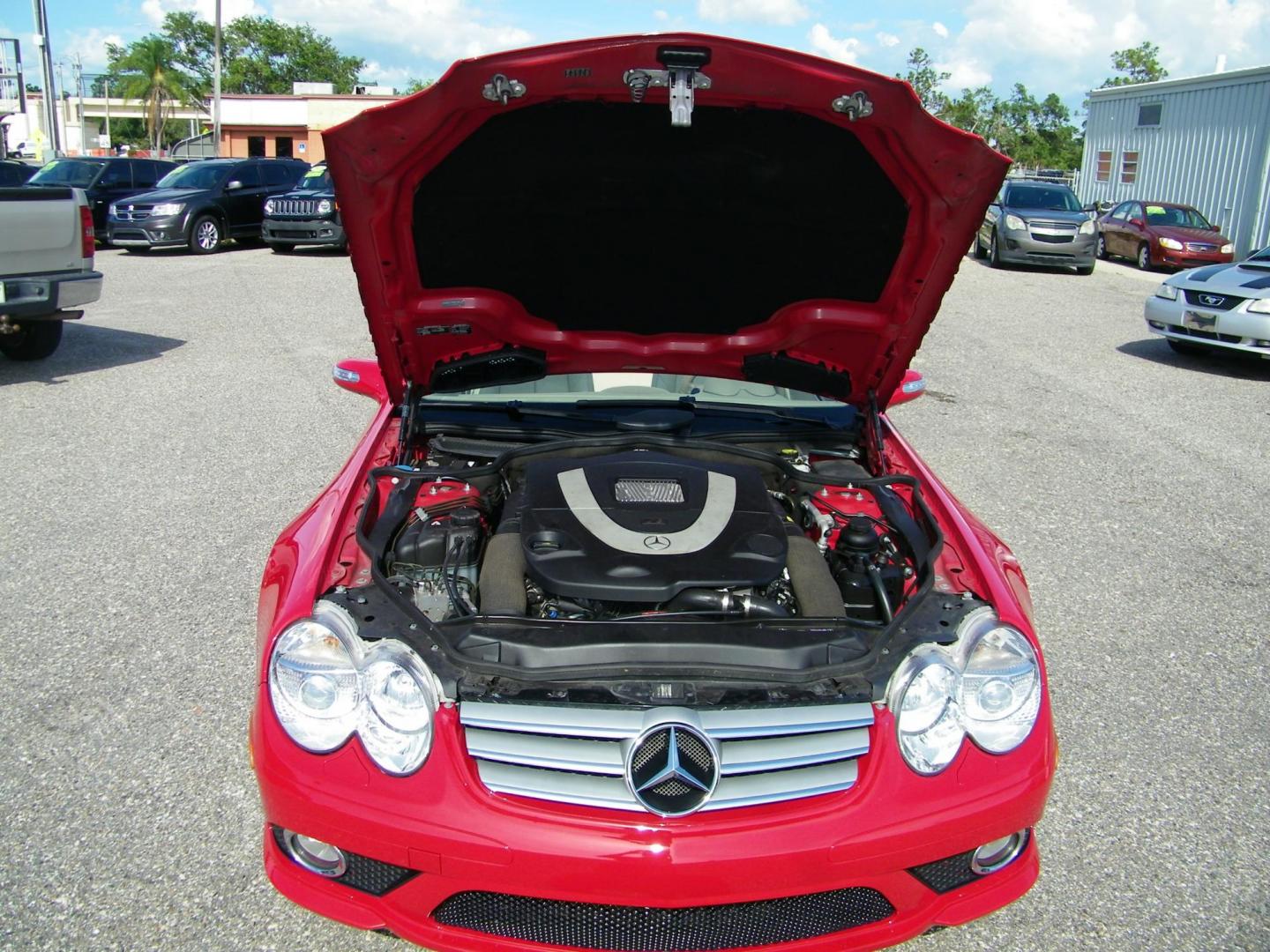 2008 Red /Beige Mercedes-Benz SL-Class SL550 (WDBSK71F98F) with an 5.5L V8 DOHC 32V engine, 7-Speed Automatic Overdrive transmission, located at 4000 Bee Ridge Road, Sarasota, FL, 34233, (941) 926-0300, 27.298664, -82.489151 - Photo#9