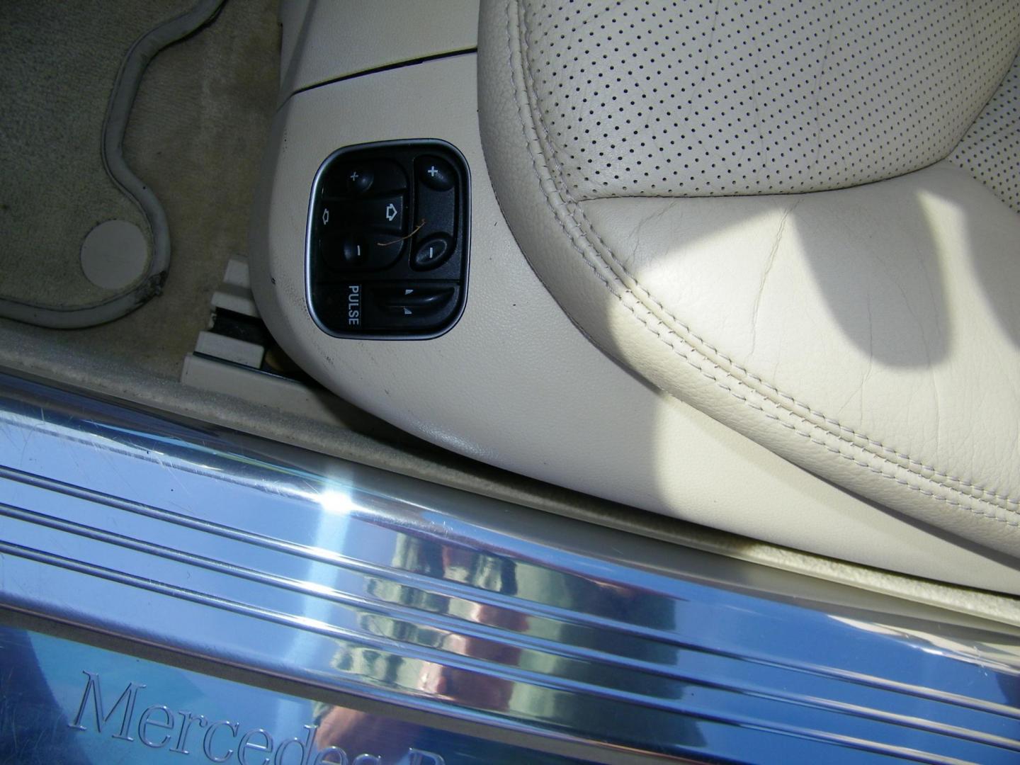 2008 Red /Beige Mercedes-Benz SL-Class SL550 (WDBSK71F98F) with an 5.5L V8 DOHC 32V engine, 7-Speed Automatic Overdrive transmission, located at 4000 Bee Ridge Road, Sarasota, FL, 34233, (941) 926-0300, 27.298664, -82.489151 - Photo#16