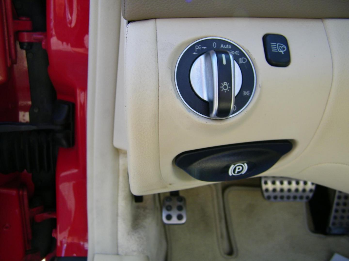 2008 Red /Beige Mercedes-Benz SL-Class SL550 (WDBSK71F98F) with an 5.5L V8 DOHC 32V engine, 7-Speed Automatic Overdrive transmission, located at 4000 Bee Ridge Road, Sarasota, FL, 34233, (941) 926-0300, 27.298664, -82.489151 - Photo#17