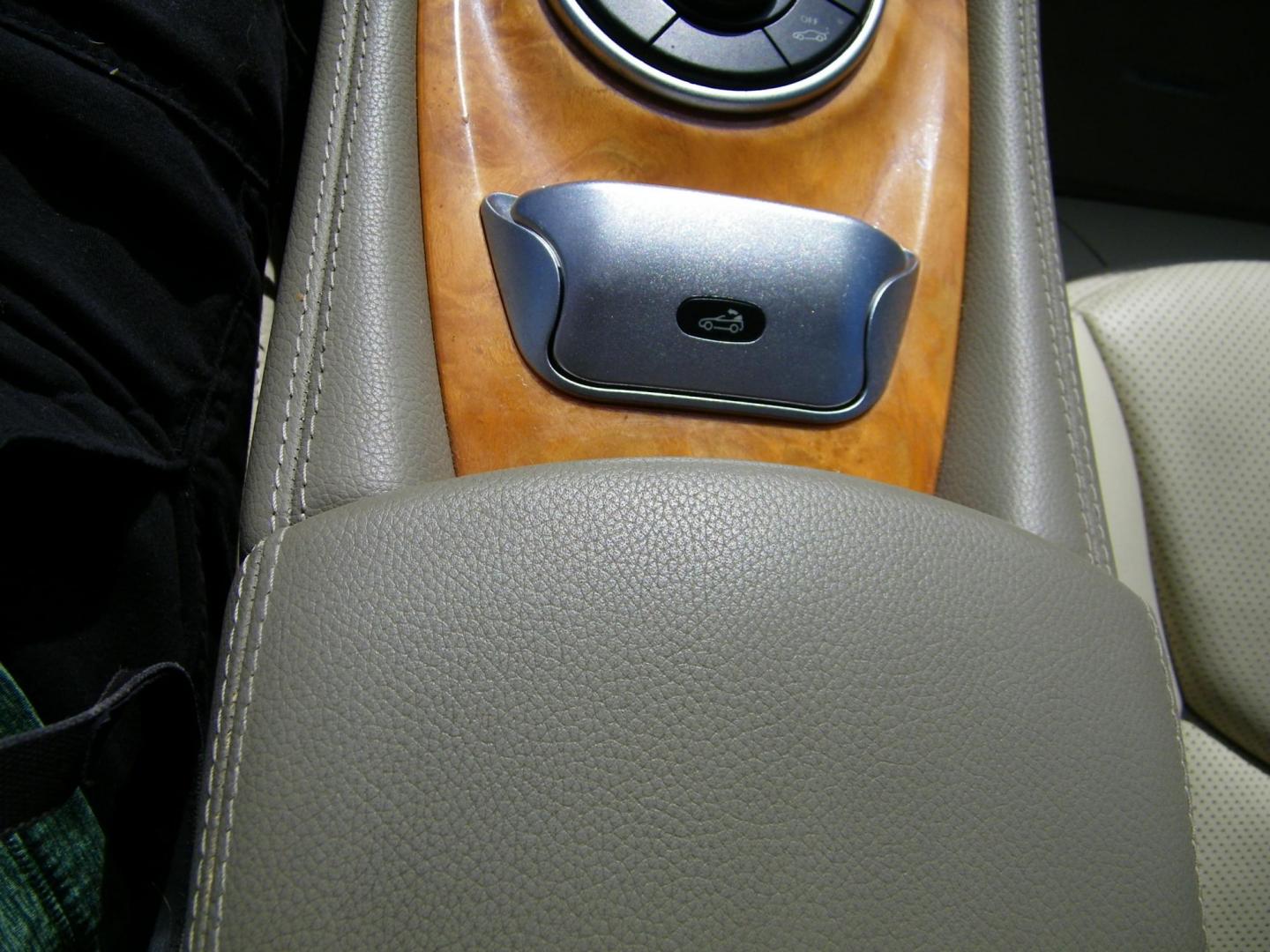 2008 Red /Beige Mercedes-Benz SL-Class SL550 (WDBSK71F98F) with an 5.5L V8 DOHC 32V engine, 7-Speed Automatic Overdrive transmission, located at 4000 Bee Ridge Road, Sarasota, FL, 34233, (941) 926-0300, 27.298664, -82.489151 - Photo#19