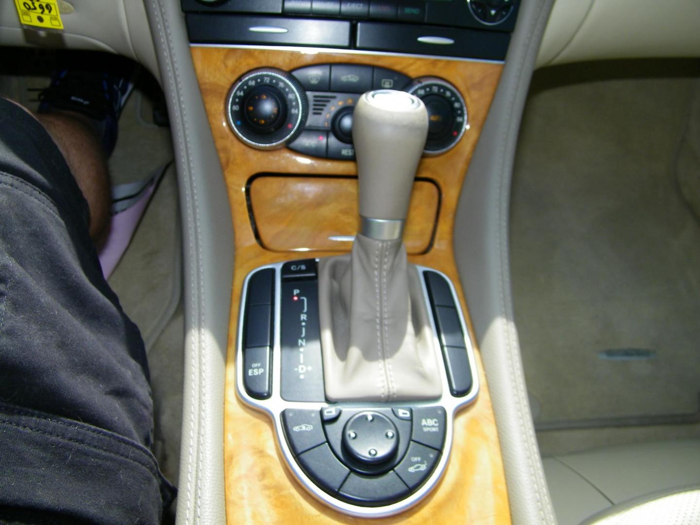 2008 Red /Beige Mercedes-Benz SL-Class SL550 (WDBSK71F98F) with an 5.5L V8 DOHC 32V engine, 7-Speed Automatic Overdrive transmission, located at 4000 Bee Ridge Road, Sarasota, FL, 34233, (941) 926-0300, 27.298664, -82.489151 - Photo#20