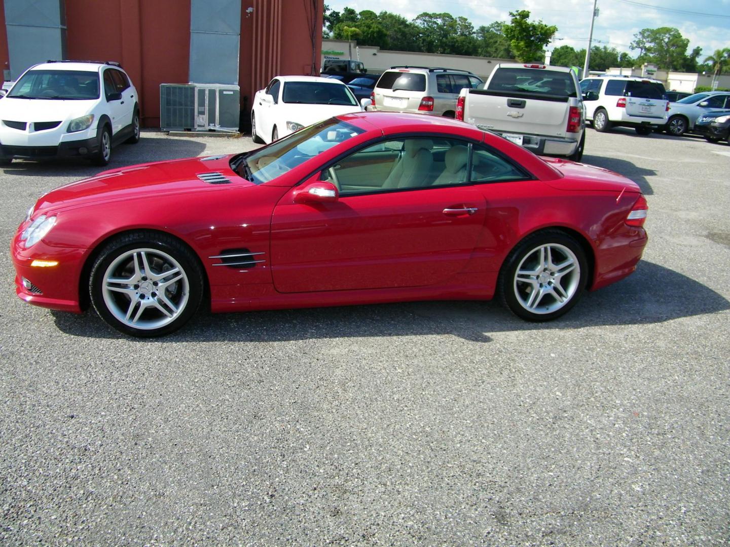 2008 Red /Beige Mercedes-Benz SL-Class SL550 (WDBSK71F98F) with an 5.5L V8 DOHC 32V engine, 7-Speed Automatic Overdrive transmission, located at 4000 Bee Ridge Road, Sarasota, FL, 34233, (941) 926-0300, 27.298664, -82.489151 - Photo#26