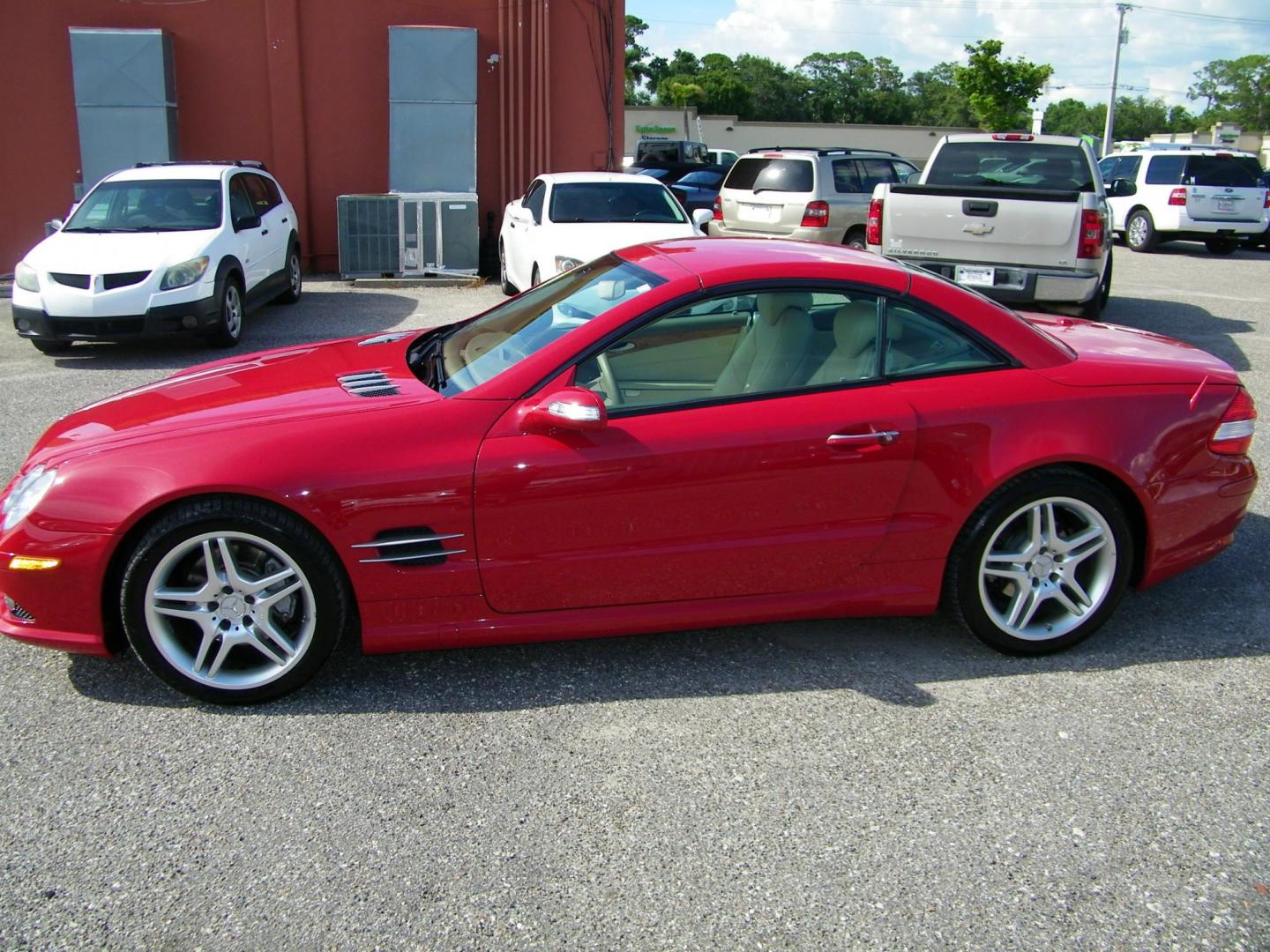 2008 Red /Beige Mercedes-Benz SL-Class SL550 (WDBSK71F98F) with an 5.5L V8 DOHC 32V engine, 7-Speed Automatic Overdrive transmission, located at 4000 Bee Ridge Road, Sarasota, FL, 34233, (941) 926-0300, 27.298664, -82.489151 - Photo#25