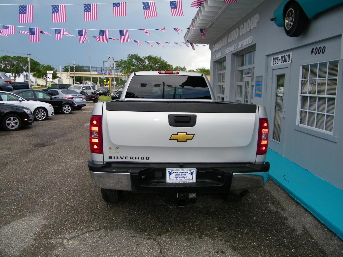 2013 Silver /Gray Chevrolet Silverado 2500HD Work Truck Ext. Cab 4WD (1GC2KVCG5DZ) with an 6.0L V8 OHV 16V FFV engine, 6-Speed Automatic transmission, located at 4000 Bee Ridge Road, Sarasota, FL, 34233, (941) 926-0300, 27.298664, -82.489151 - Photo#3