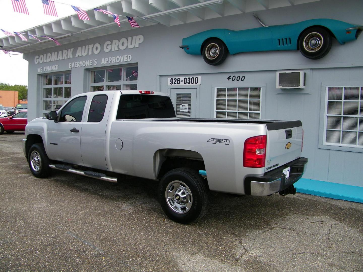 2013 Silver /Gray Chevrolet Silverado 2500HD Work Truck Ext. Cab 4WD (1GC2KVCG5DZ) with an 6.0L V8 OHV 16V FFV engine, 6-Speed Automatic transmission, located at 4000 Bee Ridge Road, Sarasota, FL, 34233, (941) 926-0300, 27.298664, -82.489151 - Photo#2