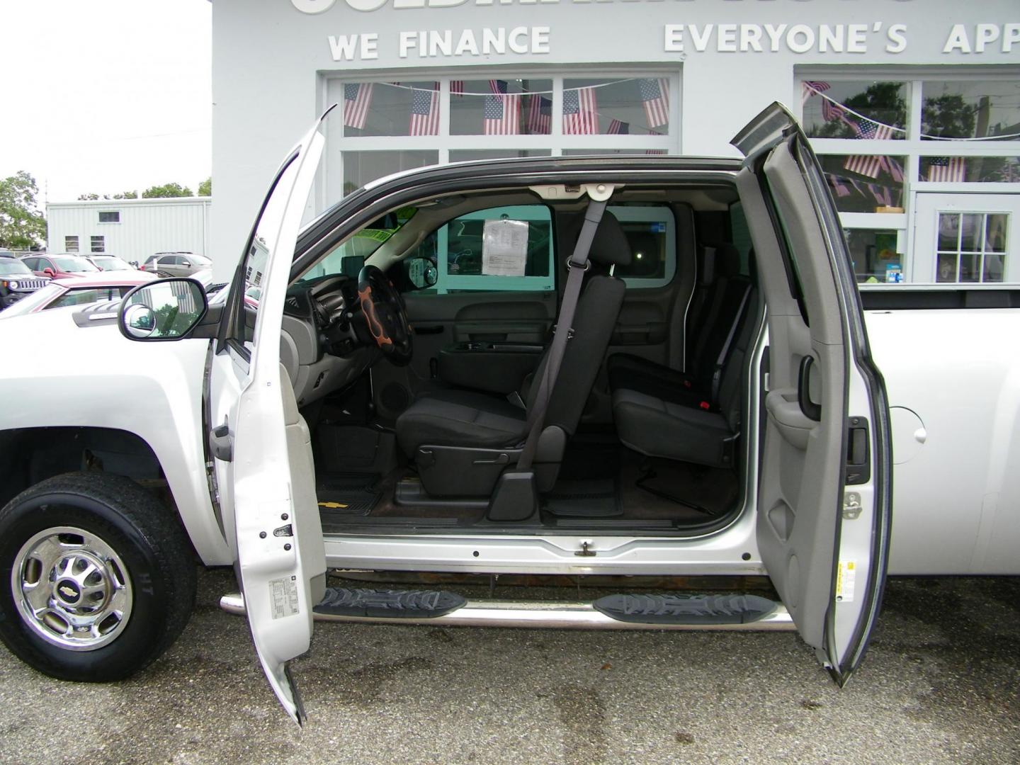 2013 Silver /Gray Chevrolet Silverado 2500HD Work Truck Ext. Cab 4WD (1GC2KVCG5DZ) with an 6.0L V8 OHV 16V FFV engine, 6-Speed Automatic transmission, located at 4000 Bee Ridge Road, Sarasota, FL, 34233, (941) 926-0300, 27.298664, -82.489151 - Photo#6