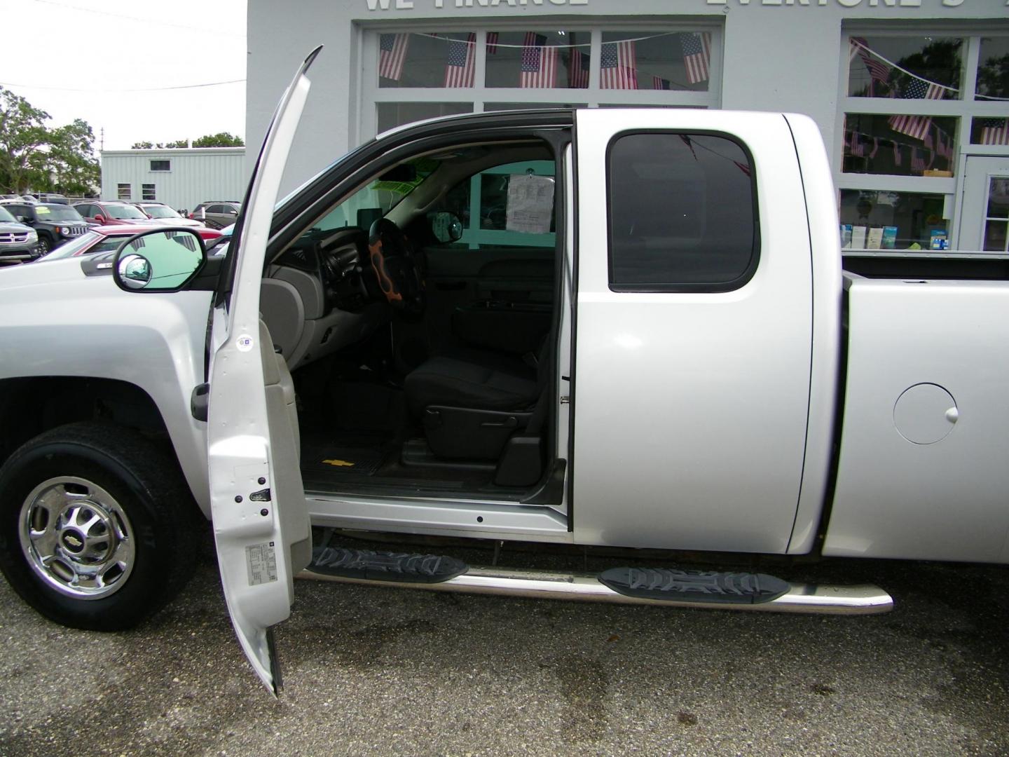 2013 Silver /Gray Chevrolet Silverado 2500HD Work Truck Ext. Cab 4WD (1GC2KVCG5DZ) with an 6.0L V8 OHV 16V FFV engine, 6-Speed Automatic transmission, located at 4000 Bee Ridge Road, Sarasota, FL, 34233, (941) 926-0300, 27.298664, -82.489151 - Photo#7