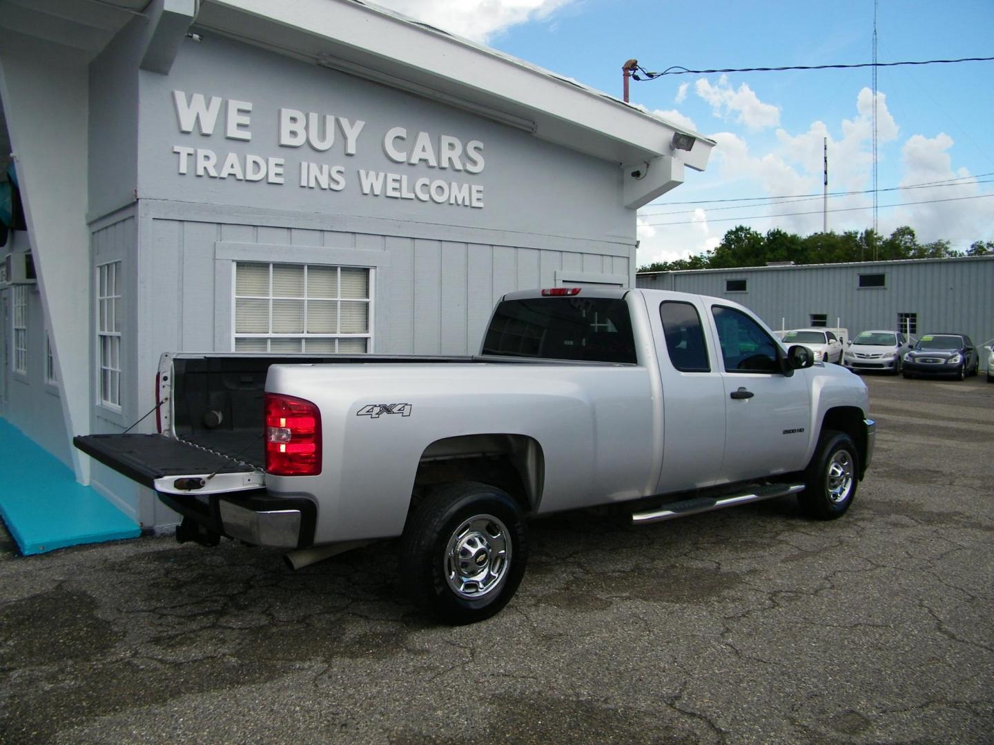 2013 Silver /Gray Chevrolet Silverado 2500HD Work Truck Ext. Cab 4WD (1GC2KVCG5DZ) with an 6.0L V8 OHV 16V FFV engine, 6-Speed Automatic transmission, located at 4000 Bee Ridge Road, Sarasota, FL, 34233, (941) 926-0300, 27.298664, -82.489151 - Photo#8