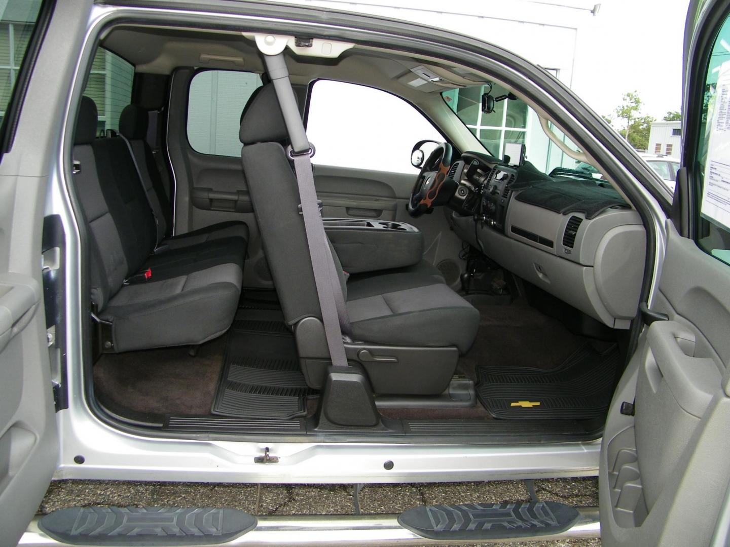 2013 Silver /Gray Chevrolet Silverado 2500HD Work Truck Ext. Cab 4WD (1GC2KVCG5DZ) with an 6.0L V8 OHV 16V FFV engine, 6-Speed Automatic transmission, located at 4000 Bee Ridge Road, Sarasota, FL, 34233, (941) 926-0300, 27.298664, -82.489151 - Photo#10