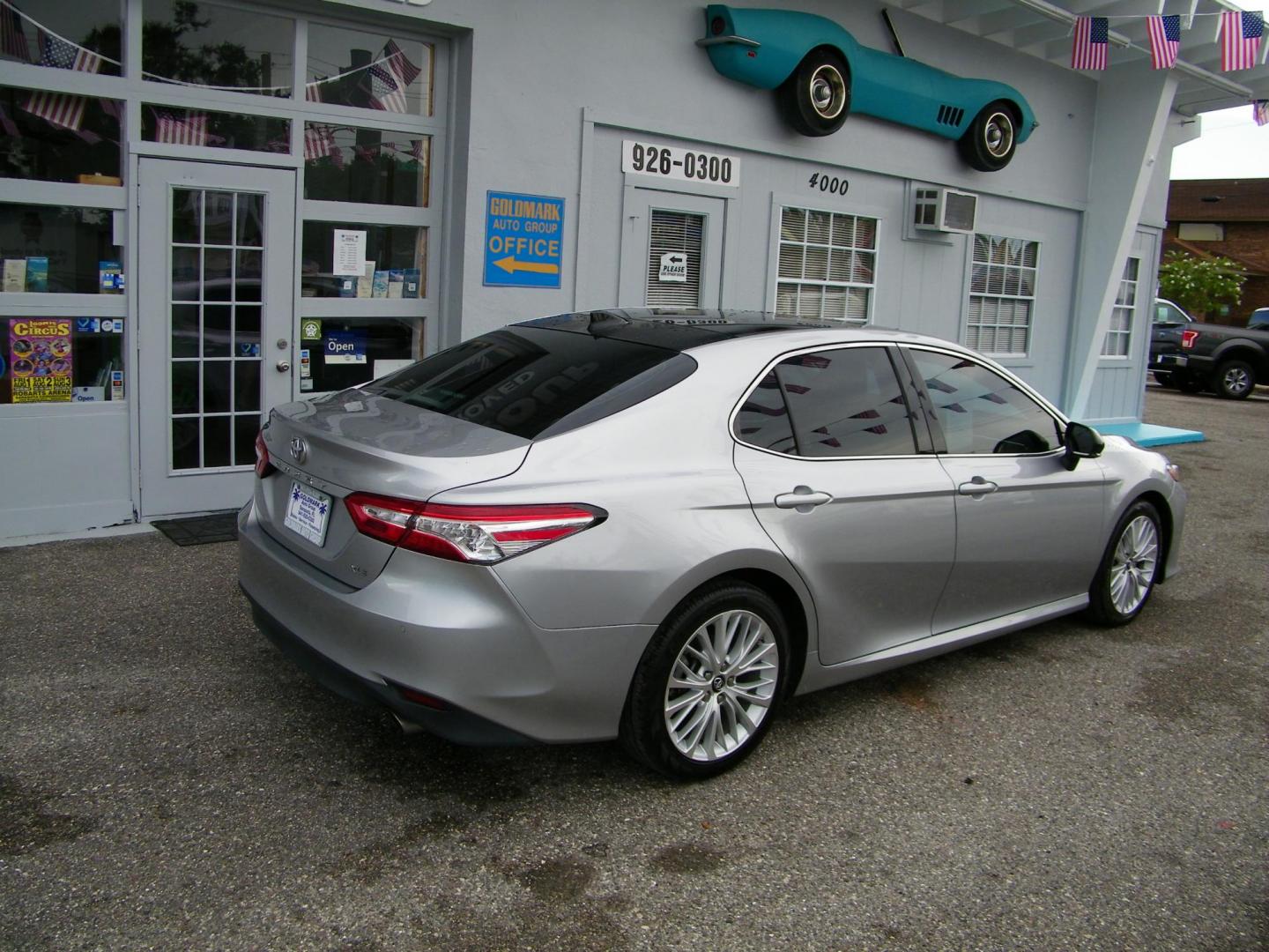 2018 Silver /Black Toyota Camry LE (4T1B11HK1JU) with an 2.5L L4 DOHC 16V engine, 8A transmission, located at 4000 Bee Ridge Road, Sarasota, FL, 34233, (941) 926-0300, 27.298664, -82.489151 - Photo#5