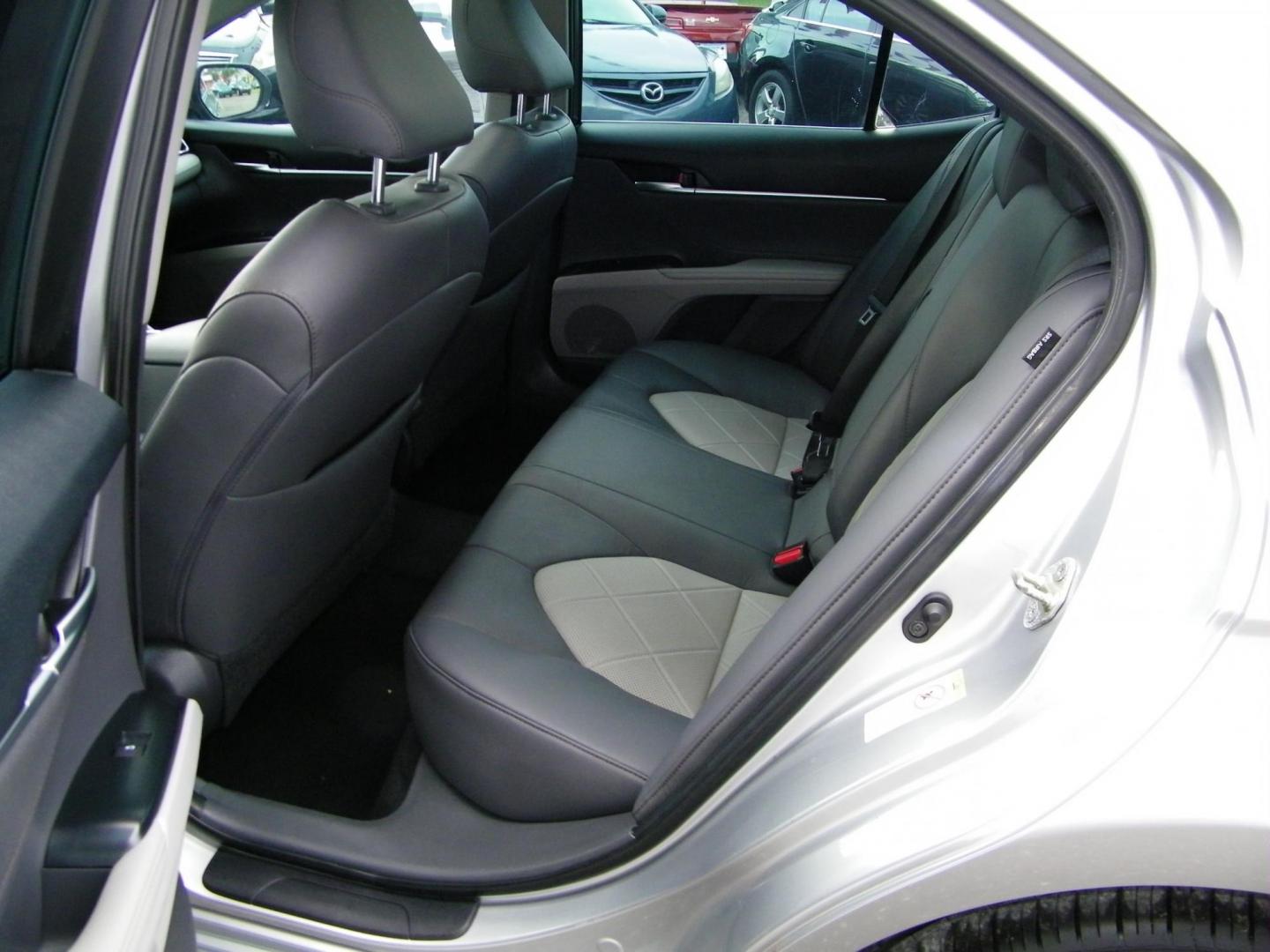 2018 Silver /Black Toyota Camry LE (4T1B11HK1JU) with an 2.5L L4 DOHC 16V engine, 8A transmission, located at 4000 Bee Ridge Road, Sarasota, FL, 34233, (941) 926-0300, 27.298664, -82.489151 - Photo#9