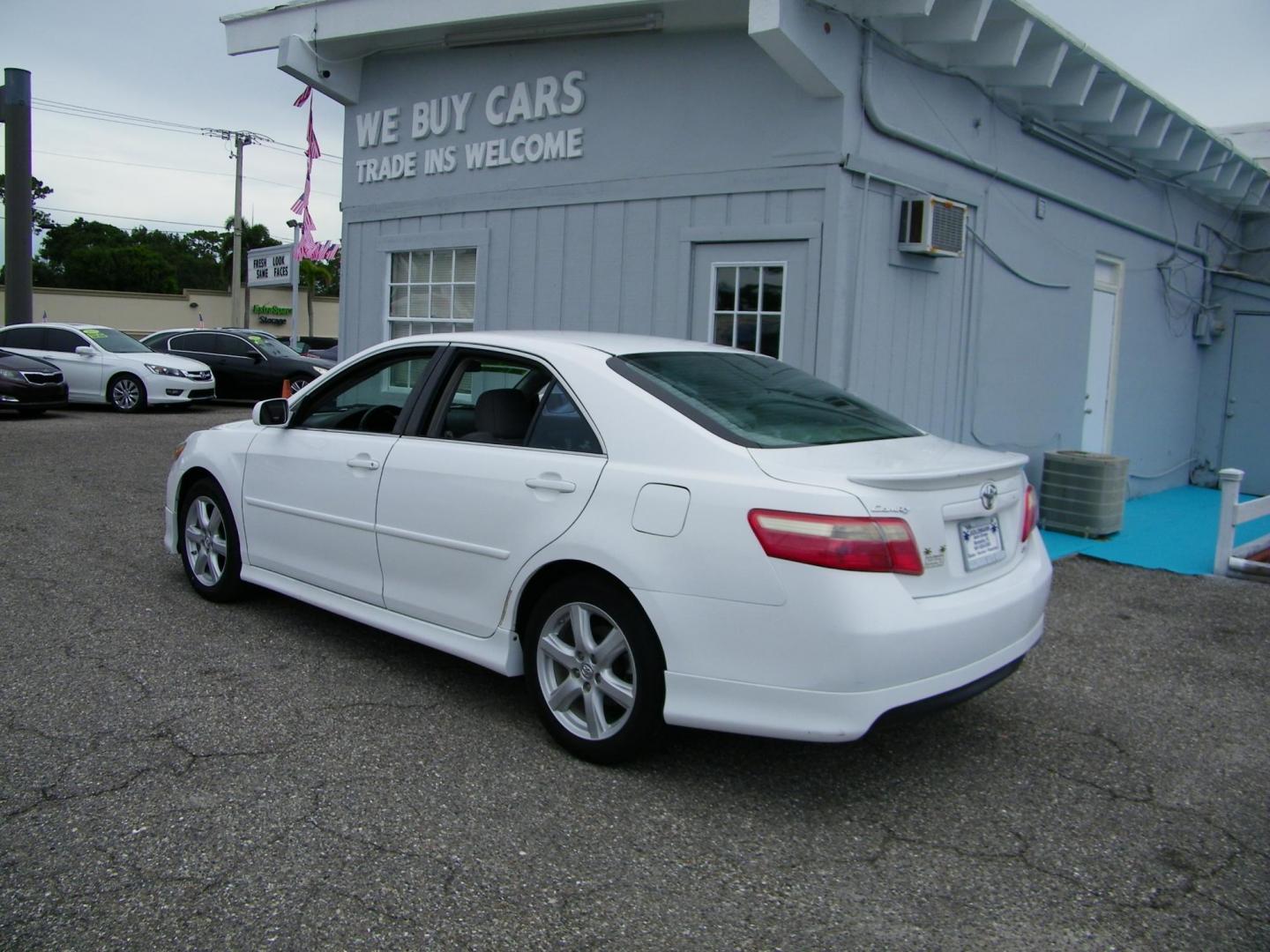 2009 White /Grey Toyota Camry CE 5-Spd AT (4T1BE46K99U) with an 2.4L L4 DOHC 16V engine, 5-Speed Automatic Overdrive transmission, located at 4000 Bee Ridge Road, Sarasota, FL, 34233, (941) 926-0300, 27.298664, -82.489151 - Photo#5