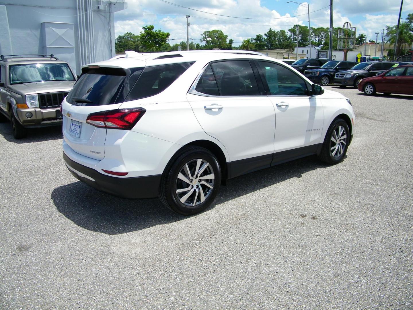 2022 White /Black Chevrolet Equinox Premier (3GNAXNEV8NS) with an 1.5L L4 DOHC 16V TURBO engine, 6A transmission, located at 4000 Bee Ridge Road, Sarasota, FL, 34233, (941) 926-0300, 27.298664, -82.489151 - Photo#5