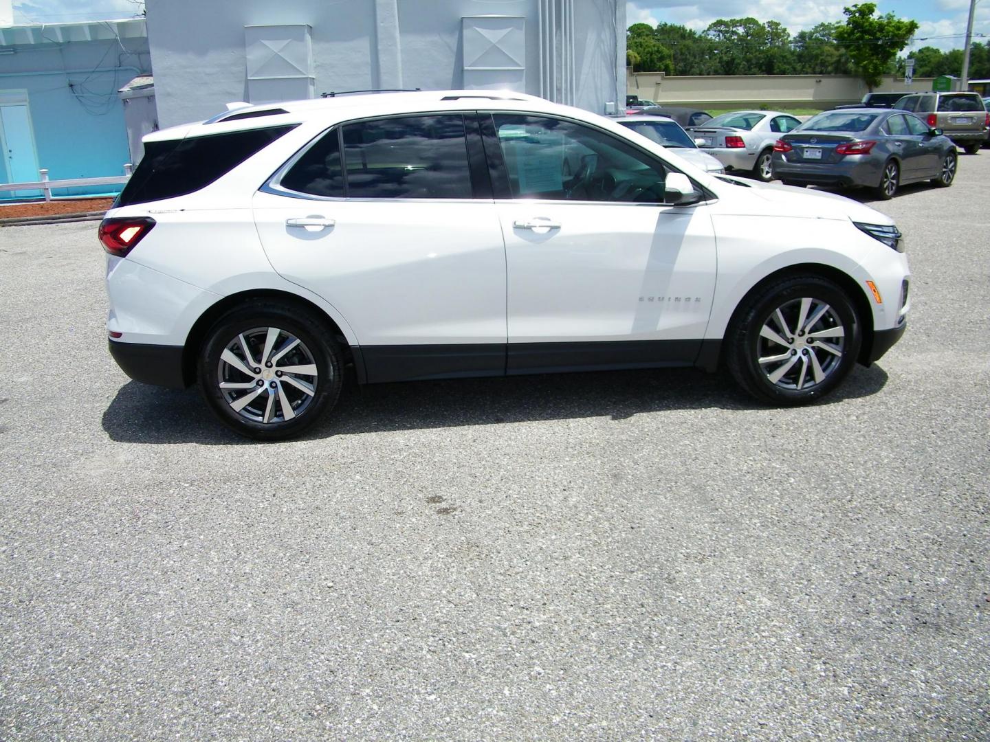 2022 White /Black Chevrolet Equinox Premier (3GNAXNEV8NS) with an 1.5L L4 DOHC 16V TURBO engine, 6A transmission, located at 4000 Bee Ridge Road, Sarasota, FL, 34233, (941) 926-0300, 27.298664, -82.489151 - Photo#6