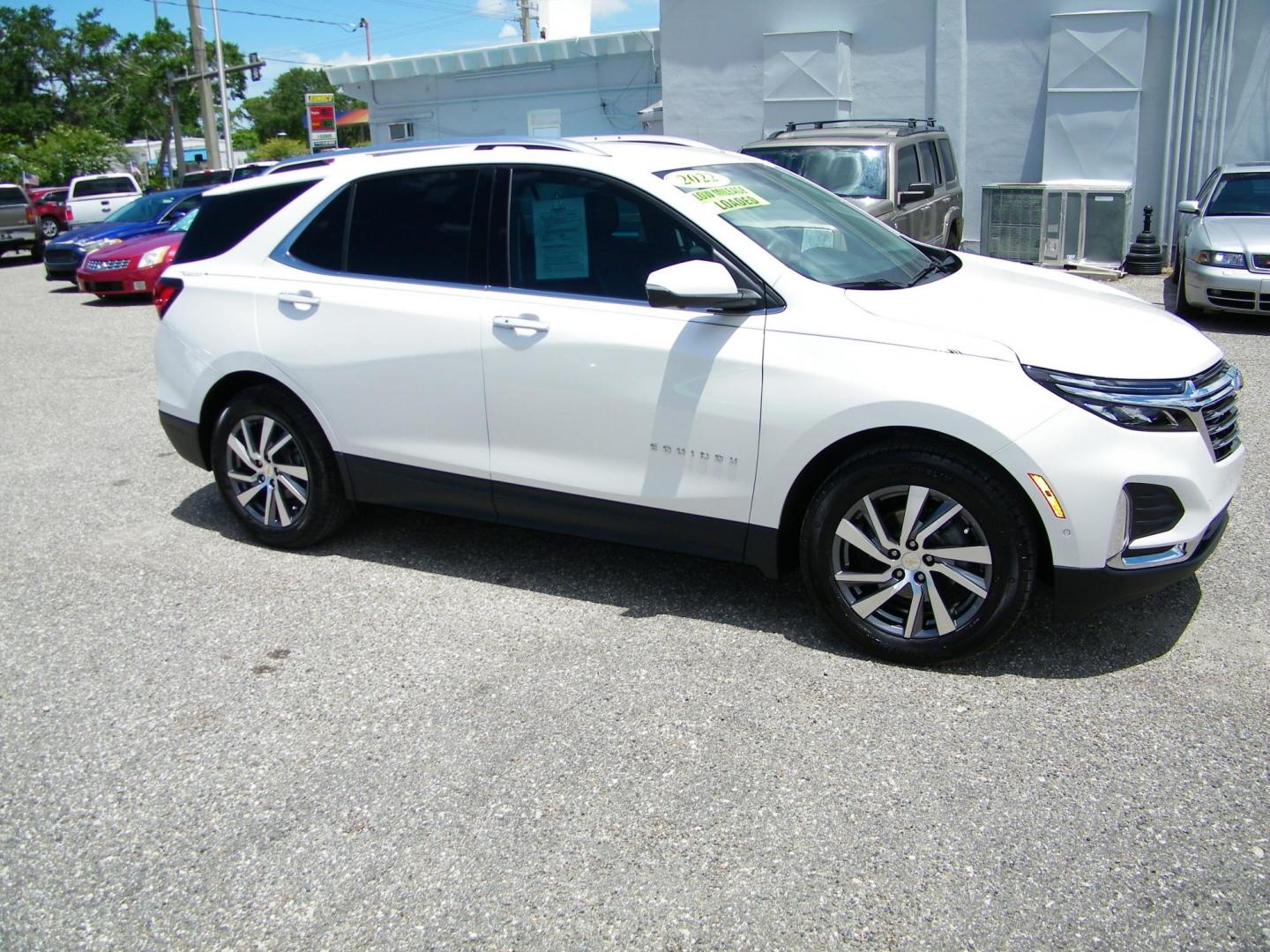 2022 White /Black Chevrolet Equinox Premier (3GNAXNEV8NS) with an 1.5L L4 DOHC 16V TURBO engine, 6A transmission, located at 4000 Bee Ridge Road, Sarasota, FL, 34233, (941) 926-0300, 27.298664, -82.489151 - Photo#7