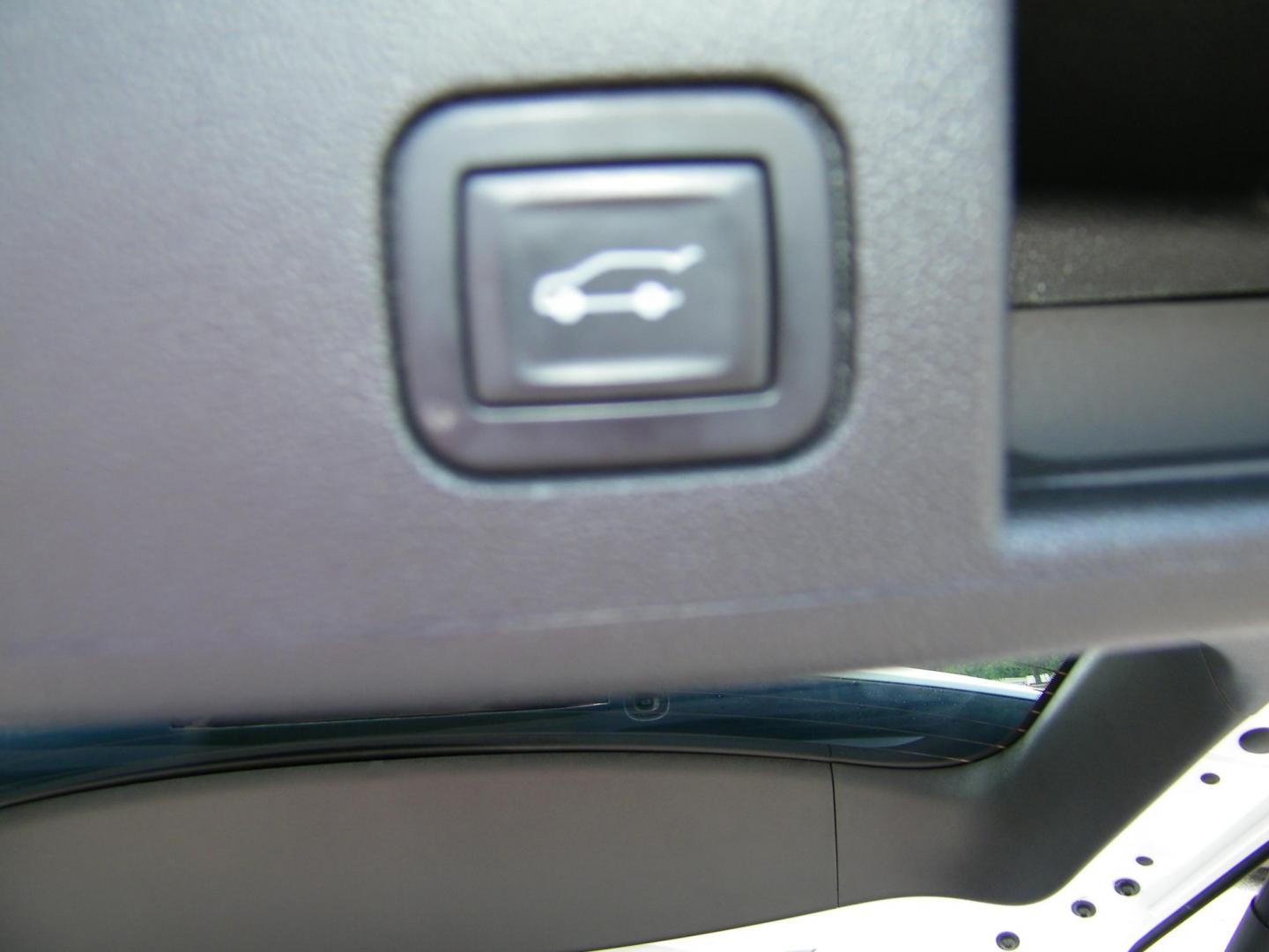 2022 White /Black Chevrolet Equinox Premier (3GNAXNEV8NS) with an 1.5L L4 DOHC 16V TURBO engine, 6A transmission, located at 4000 Bee Ridge Road, Sarasota, FL, 34233, (941) 926-0300, 27.298664, -82.489151 - Photo#13