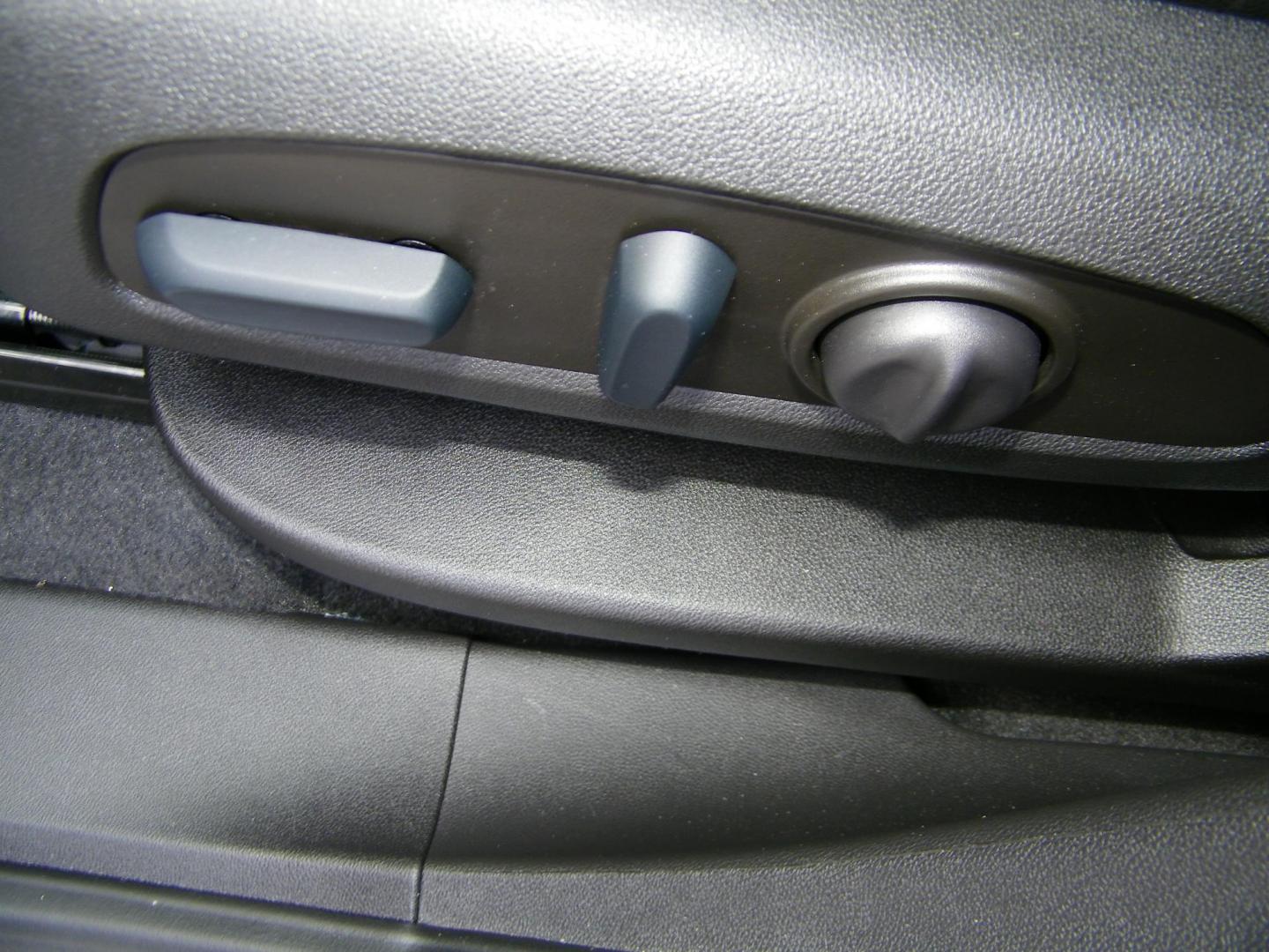 2022 White /Black Chevrolet Equinox Premier (3GNAXNEV8NS) with an 1.5L L4 DOHC 16V TURBO engine, 6A transmission, located at 4000 Bee Ridge Road, Sarasota, FL, 34233, (941) 926-0300, 27.298664, -82.489151 - Photo#19