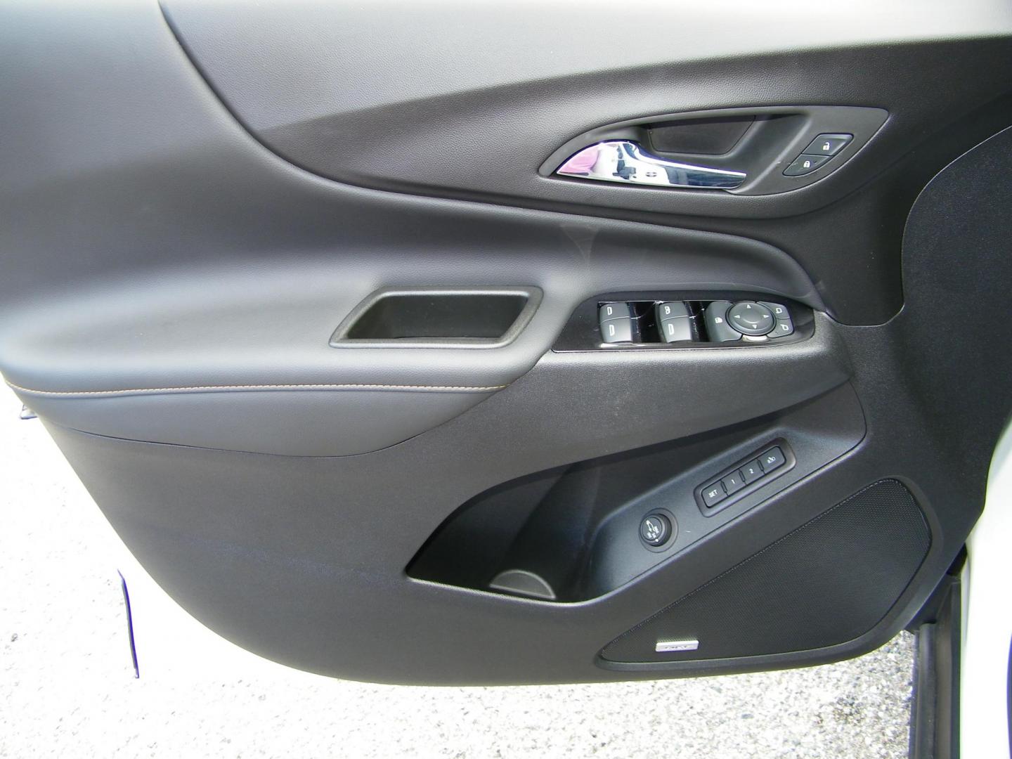 2022 White /Black Chevrolet Equinox Premier (3GNAXNEV8NS) with an 1.5L L4 DOHC 16V TURBO engine, 6A transmission, located at 4000 Bee Ridge Road, Sarasota, FL, 34233, (941) 926-0300, 27.298664, -82.489151 - Photo#20