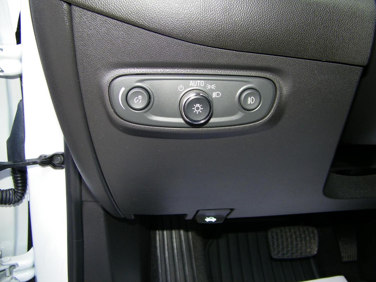 2022 White /Black Chevrolet Equinox Premier (3GNAXNEV8NS) with an 1.5L L4 DOHC 16V TURBO engine, 6A transmission, located at 4000 Bee Ridge Road, Sarasota, FL, 34233, (941) 926-0300, 27.298664, -82.489151 - Photo#21