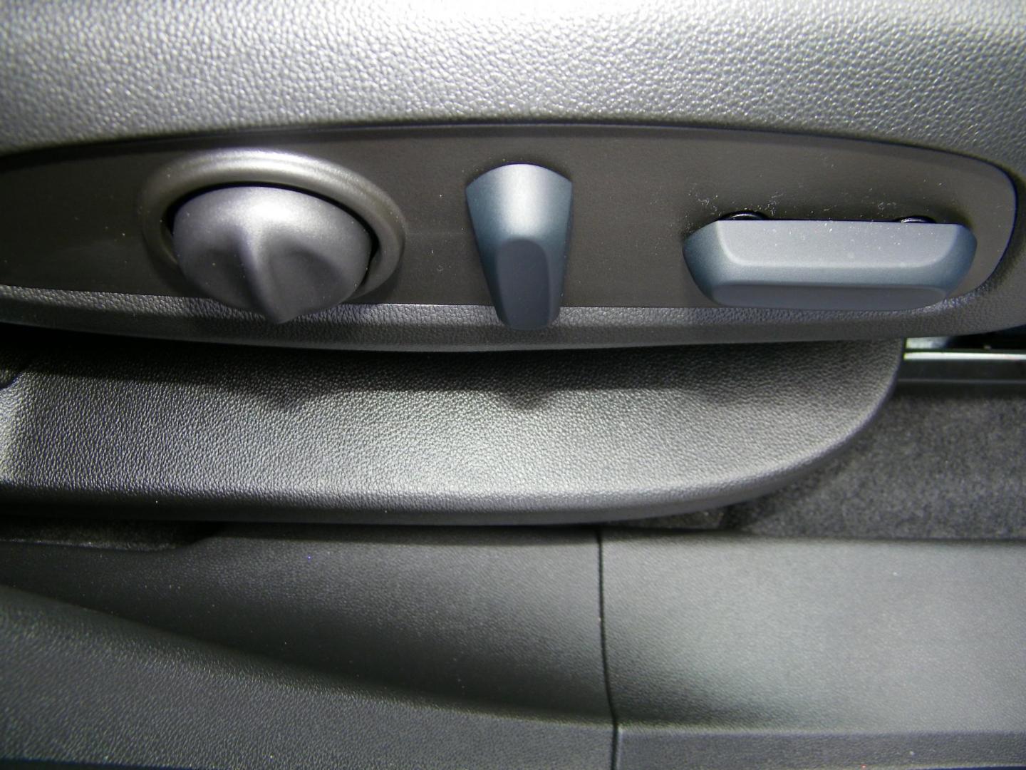 2022 White /Black Chevrolet Equinox Premier (3GNAXNEV8NS) with an 1.5L L4 DOHC 16V TURBO engine, 6A transmission, located at 4000 Bee Ridge Road, Sarasota, FL, 34233, (941) 926-0300, 27.298664, -82.489151 - Photo#17