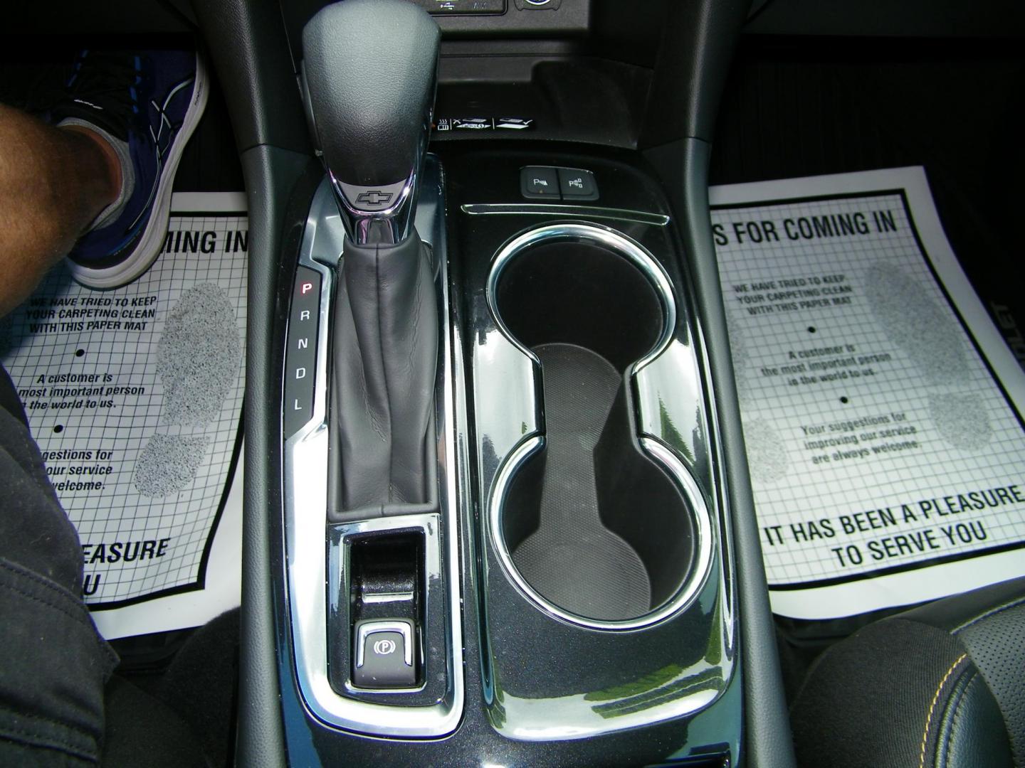 2022 White /Black Chevrolet Equinox Premier (3GNAXNEV8NS) with an 1.5L L4 DOHC 16V TURBO engine, 6A transmission, located at 4000 Bee Ridge Road, Sarasota, FL, 34233, (941) 926-0300, 27.298664, -82.489151 - Photo#25