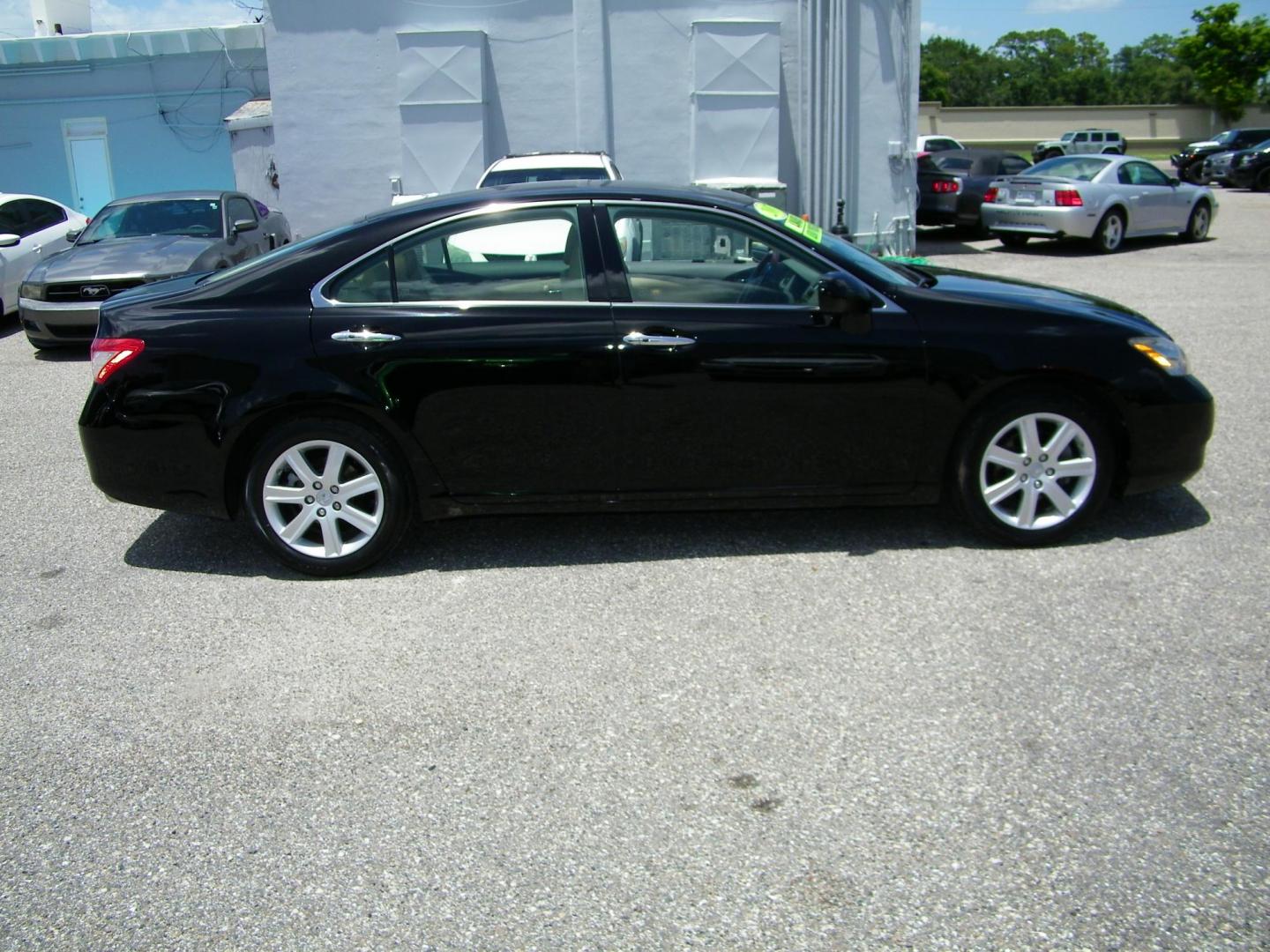 2007 Black /Black Lexus ES 350 Sedan (JTHBJ46G672) with an 3.5L V6 DOHC 24V engine, 6-Speed Automatic Overdrive transmission, located at 4000 Bee Ridge Road, Sarasota, FL, 34233, (941) 926-0300, 27.298664, -82.489151 - Photo#6