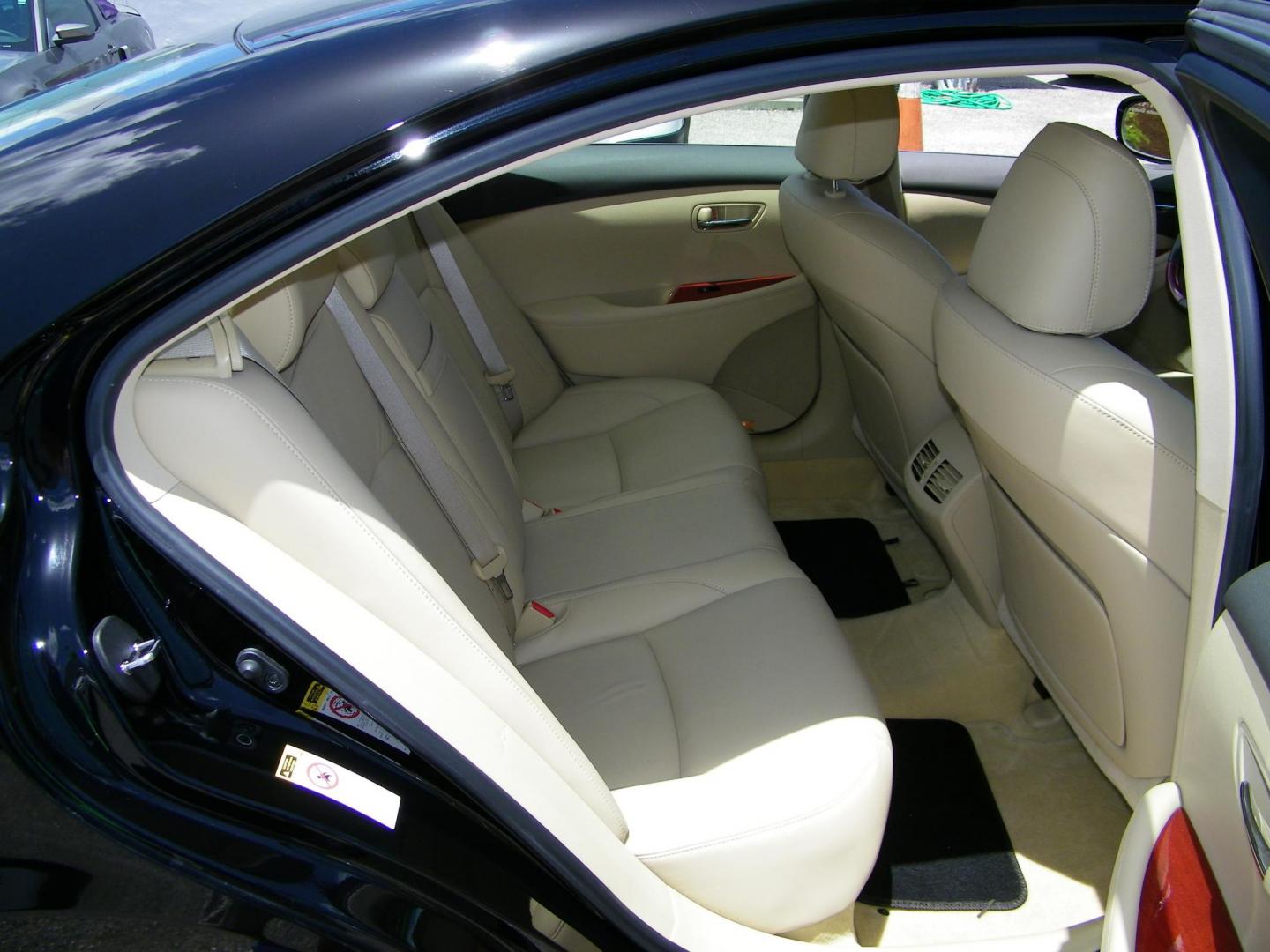 2007 Black /Black Lexus ES 350 Sedan (JTHBJ46G672) with an 3.5L V6 DOHC 24V engine, 6-Speed Automatic Overdrive transmission, located at 4000 Bee Ridge Road, Sarasota, FL, 34233, (941) 926-0300, 27.298664, -82.489151 - Photo#13