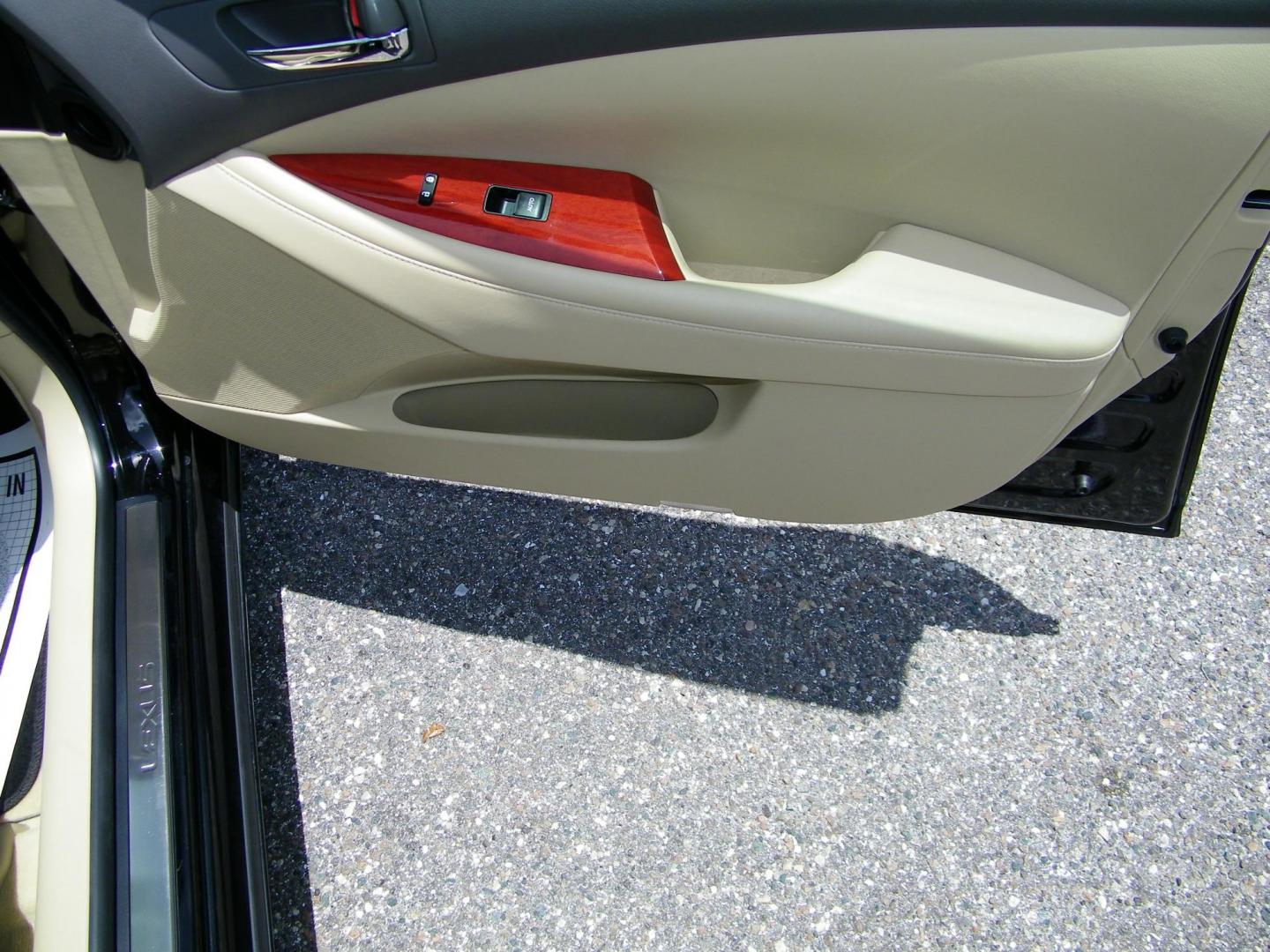 2007 Black /Black Lexus ES 350 Sedan (JTHBJ46G672) with an 3.5L V6 DOHC 24V engine, 6-Speed Automatic Overdrive transmission, located at 4000 Bee Ridge Road, Sarasota, FL, 34233, (941) 926-0300, 27.298664, -82.489151 - Photo#14