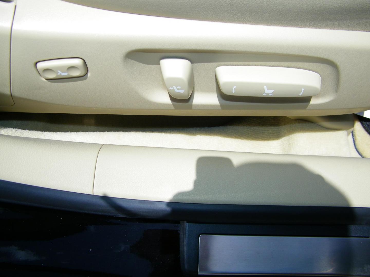 2007 Black /Black Lexus ES 350 Sedan (JTHBJ46G672) with an 3.5L V6 DOHC 24V engine, 6-Speed Automatic Overdrive transmission, located at 4000 Bee Ridge Road, Sarasota, FL, 34233, (941) 926-0300, 27.298664, -82.489151 - Photo#15