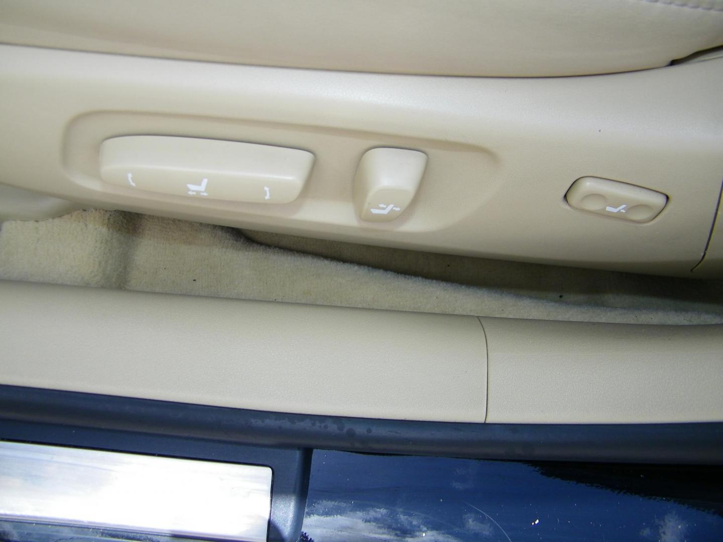 2007 Black /Black Lexus ES 350 Sedan (JTHBJ46G672) with an 3.5L V6 DOHC 24V engine, 6-Speed Automatic Overdrive transmission, located at 4000 Bee Ridge Road, Sarasota, FL, 34233, (941) 926-0300, 27.298664, -82.489151 - Photo#18