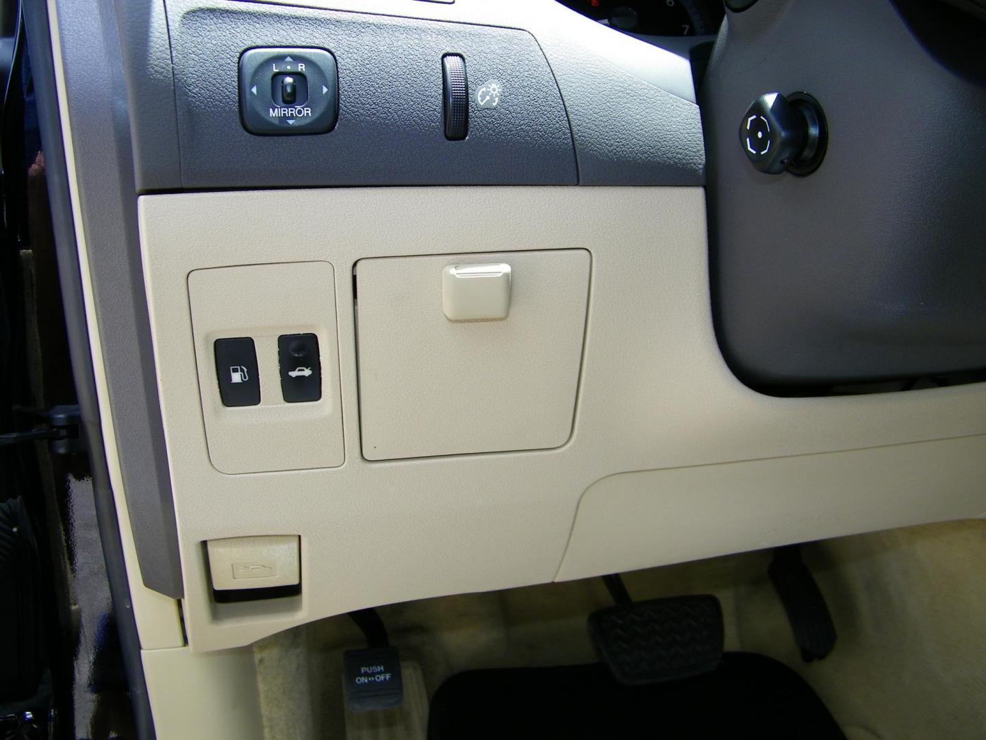 2007 Black /Black Lexus ES 350 Sedan (JTHBJ46G672) with an 3.5L V6 DOHC 24V engine, 6-Speed Automatic Overdrive transmission, located at 4000 Bee Ridge Road, Sarasota, FL, 34233, (941) 926-0300, 27.298664, -82.489151 - Photo#19