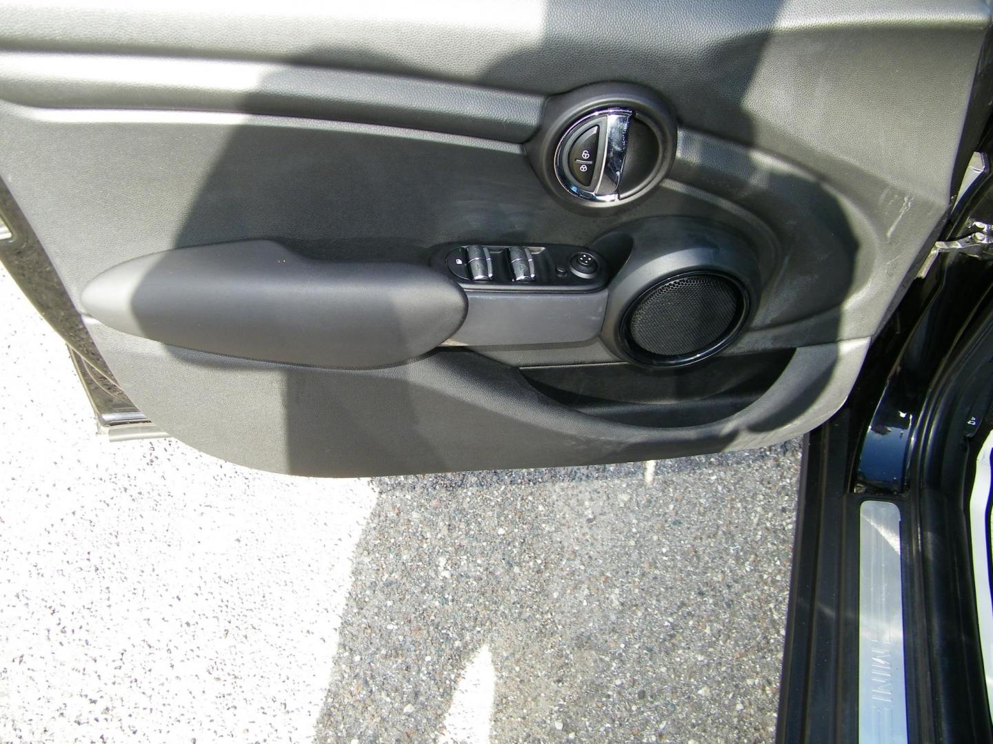 2016 Black /Black Mini Cooper 3-Door (WMWXU1C55G2) with an 1.6L L4 DOHC 16V TURBO engine, Automatic transmission, located at 4000 Bee Ridge Road, Sarasota, FL, 34233, (941) 926-0300, 27.298664, -82.489151 - Photo#15