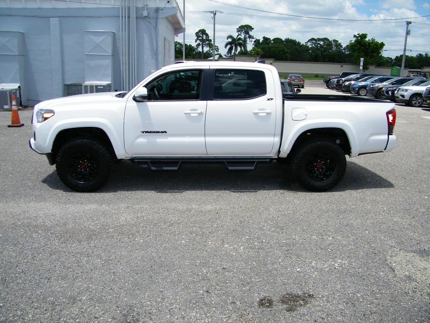2023 White /Black Toyota Tacoma SR5 Double Cab Long Bed V6 6AT 4WD (3TYCZ5AN3PT) with an 3.5L V6 DOHC 24V engine, 6A transmission, located at 4000 Bee Ridge Road, Sarasota, FL, 34233, (941) 926-0300, 27.298664, -82.489151 - Photo#2