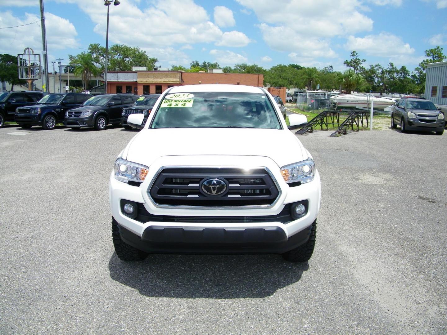 2023 White /Black Toyota Tacoma SR5 Double Cab Long Bed V6 6AT 4WD (3TYCZ5AN3PT) with an 3.5L V6 DOHC 24V engine, 6A transmission, located at 4000 Bee Ridge Road, Sarasota, FL, 34233, (941) 926-0300, 27.298664, -82.489151 - Photo#1