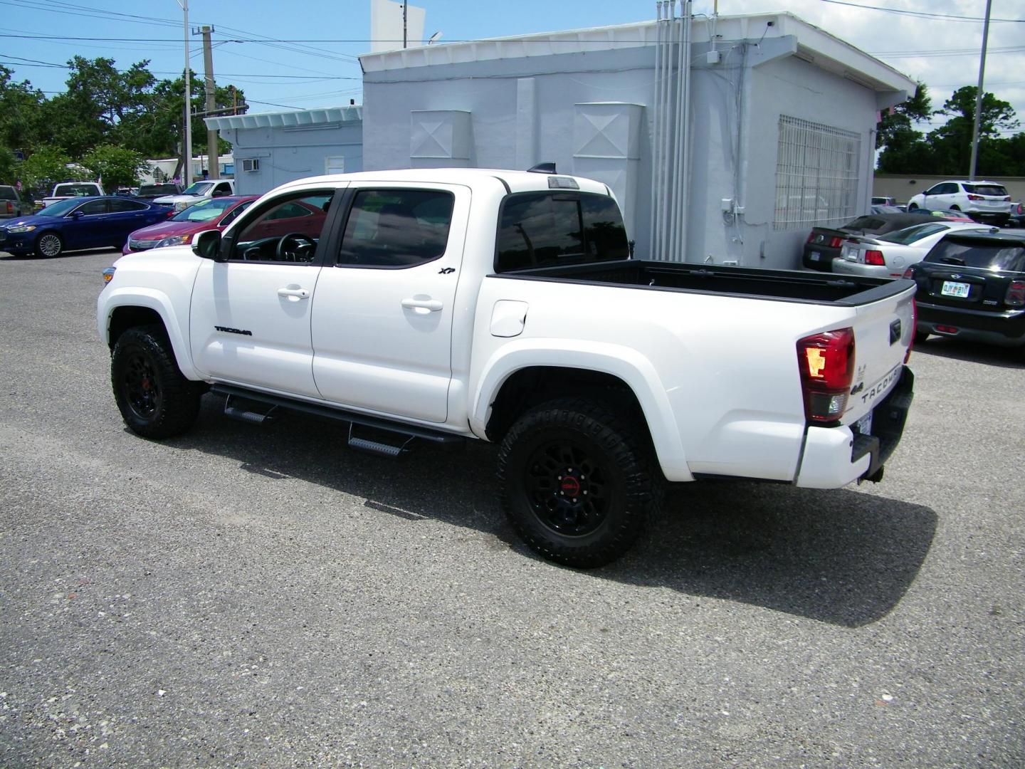 2023 White /Black Toyota Tacoma SR5 Double Cab Long Bed V6 6AT 4WD (3TYCZ5AN3PT) with an 3.5L V6 DOHC 24V engine, 6A transmission, located at 4000 Bee Ridge Road, Sarasota, FL, 34233, (941) 926-0300, 27.298664, -82.489151 - Photo#3