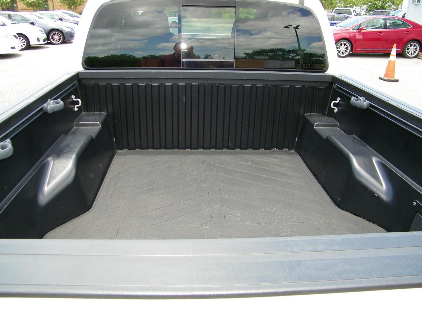 2023 White /Black Toyota Tacoma SR5 Double Cab Long Bed V6 6AT 4WD (3TYCZ5AN3PT) with an 3.5L V6 DOHC 24V engine, 6A transmission, located at 4000 Bee Ridge Road, Sarasota, FL, 34233, (941) 926-0300, 27.298664, -82.489151 - Photo#5