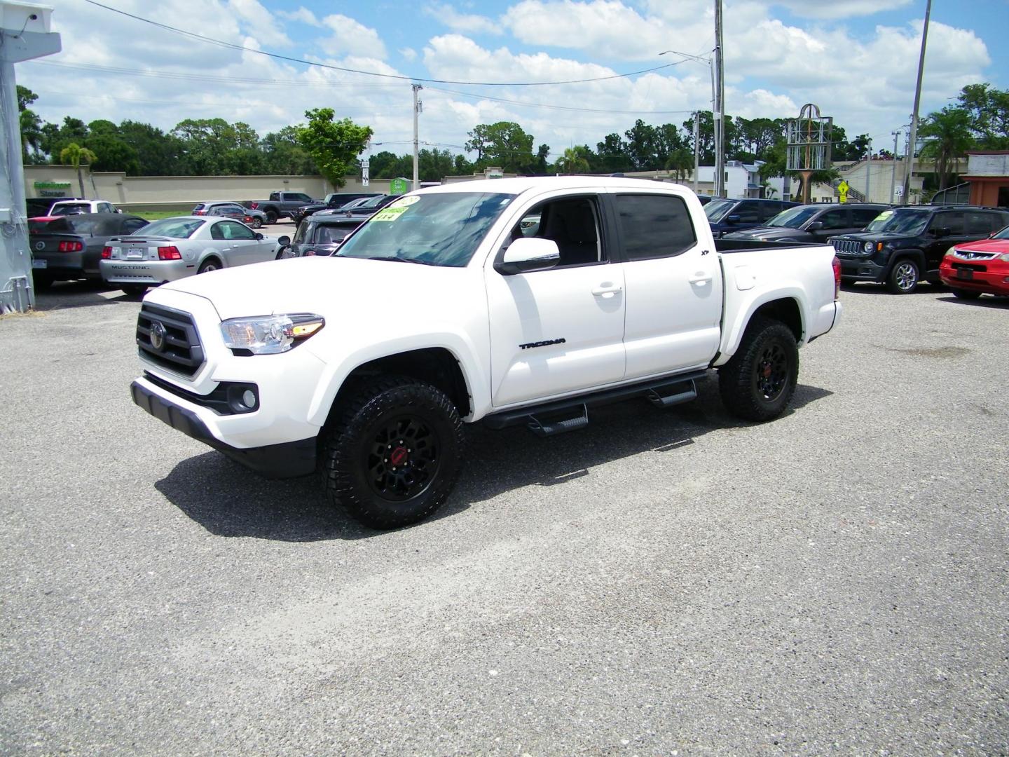 2023 White /Black Toyota Tacoma SR5 Double Cab Long Bed V6 6AT 4WD (3TYCZ5AN3PT) with an 3.5L V6 DOHC 24V engine, 6A transmission, located at 4000 Bee Ridge Road, Sarasota, FL, 34233, (941) 926-0300, 27.298664, -82.489151 - Photo#0