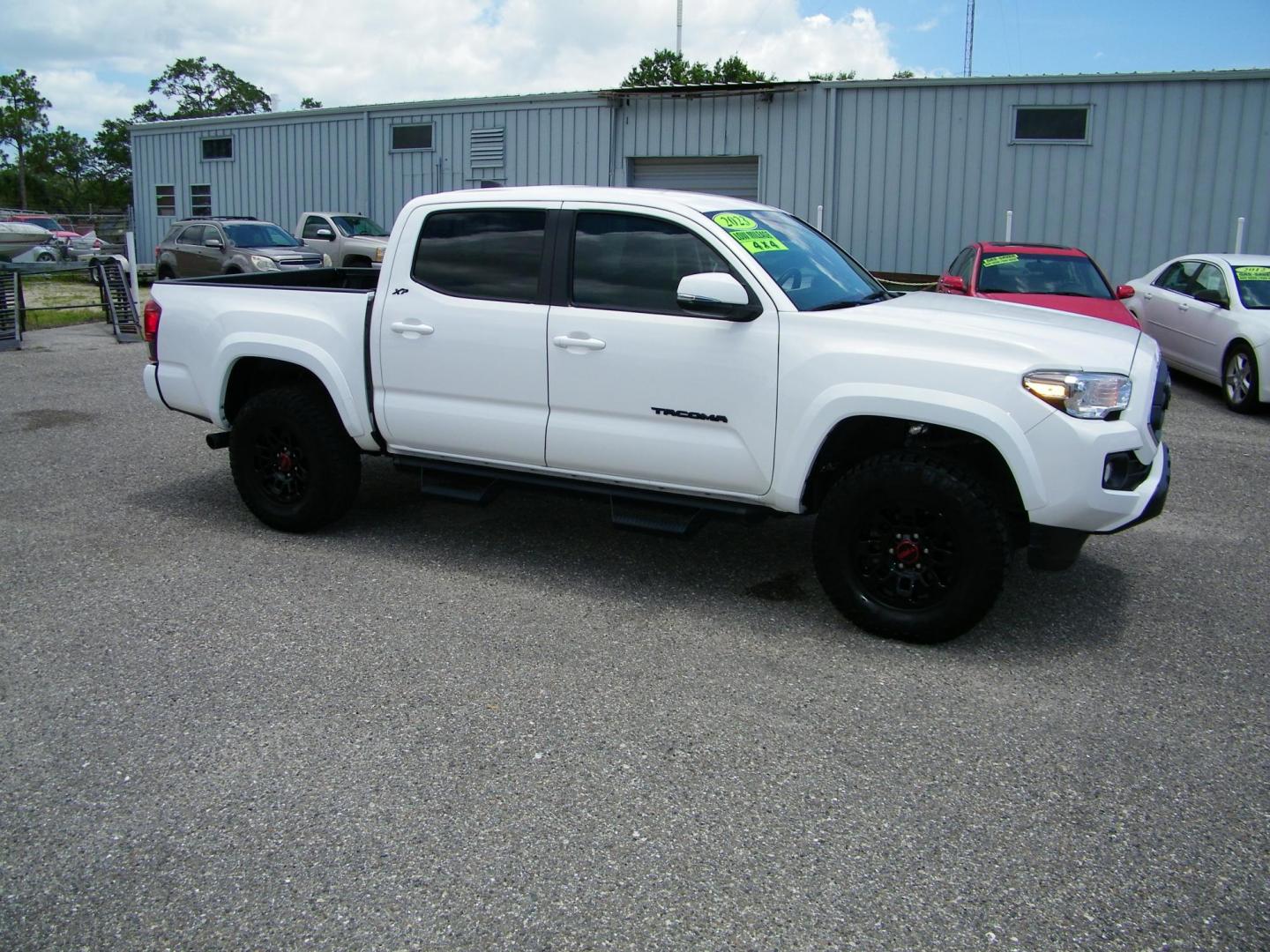 2023 White /Black Toyota Tacoma SR5 Double Cab Long Bed V6 6AT 4WD (3TYCZ5AN3PT) with an 3.5L V6 DOHC 24V engine, 6A transmission, located at 4000 Bee Ridge Road, Sarasota, FL, 34233, (941) 926-0300, 27.298664, -82.489151 - Photo#8