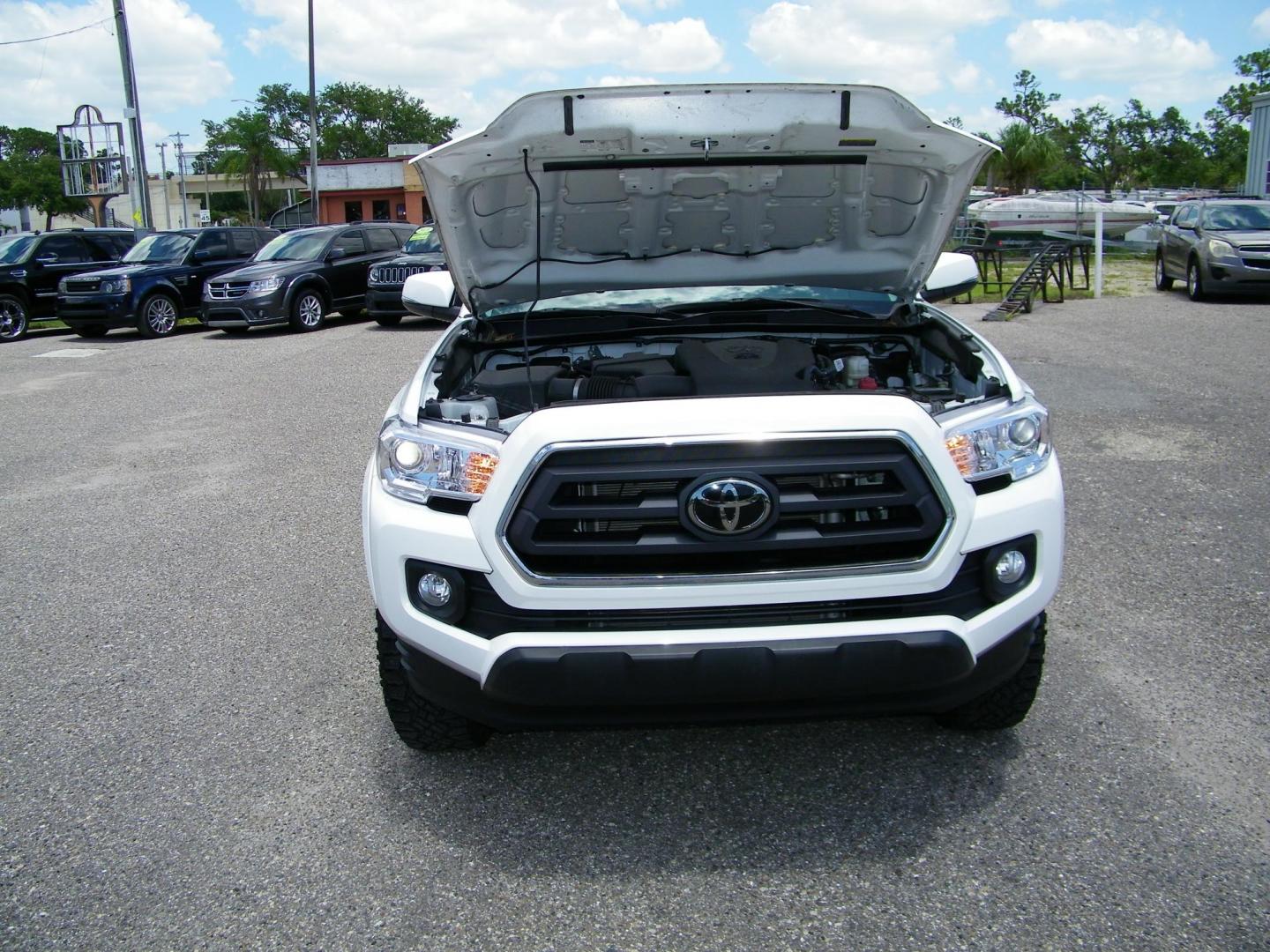 2023 White /Black Toyota Tacoma SR5 Double Cab Long Bed V6 6AT 4WD (3TYCZ5AN3PT) with an 3.5L V6 DOHC 24V engine, 6A transmission, located at 4000 Bee Ridge Road, Sarasota, FL, 34233, (941) 926-0300, 27.298664, -82.489151 - Photo#9