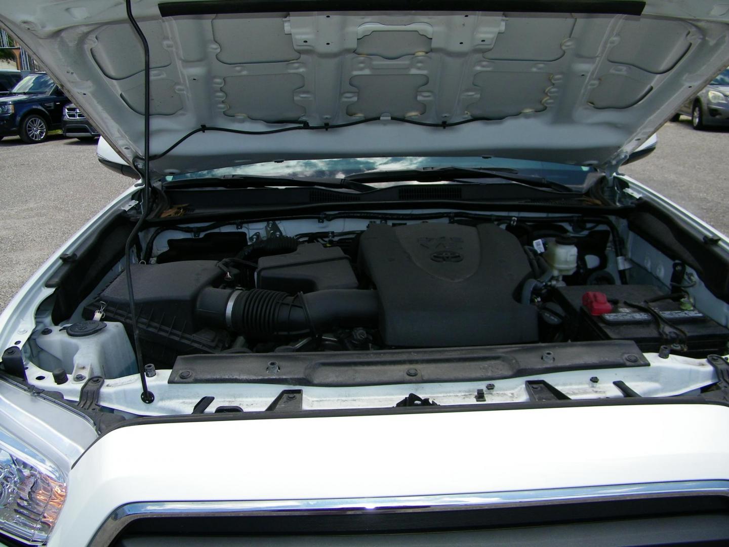 2023 White /Black Toyota Tacoma SR5 Double Cab Long Bed V6 6AT 4WD (3TYCZ5AN3PT) with an 3.5L V6 DOHC 24V engine, 6A transmission, located at 4000 Bee Ridge Road, Sarasota, FL, 34233, (941) 926-0300, 27.298664, -82.489151 - Photo#10