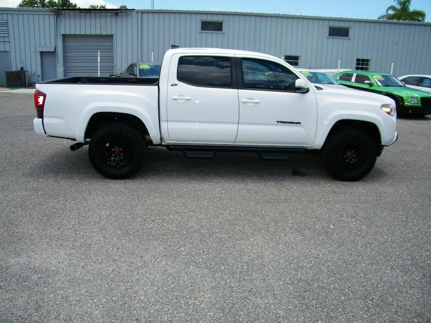 2023 White /Black Toyota Tacoma SR5 Double Cab Long Bed V6 6AT 4WD (3TYCZ5AN3PT) with an 3.5L V6 DOHC 24V engine, 6A transmission, located at 4000 Bee Ridge Road, Sarasota, FL, 34233, (941) 926-0300, 27.298664, -82.489151 - Photo#7