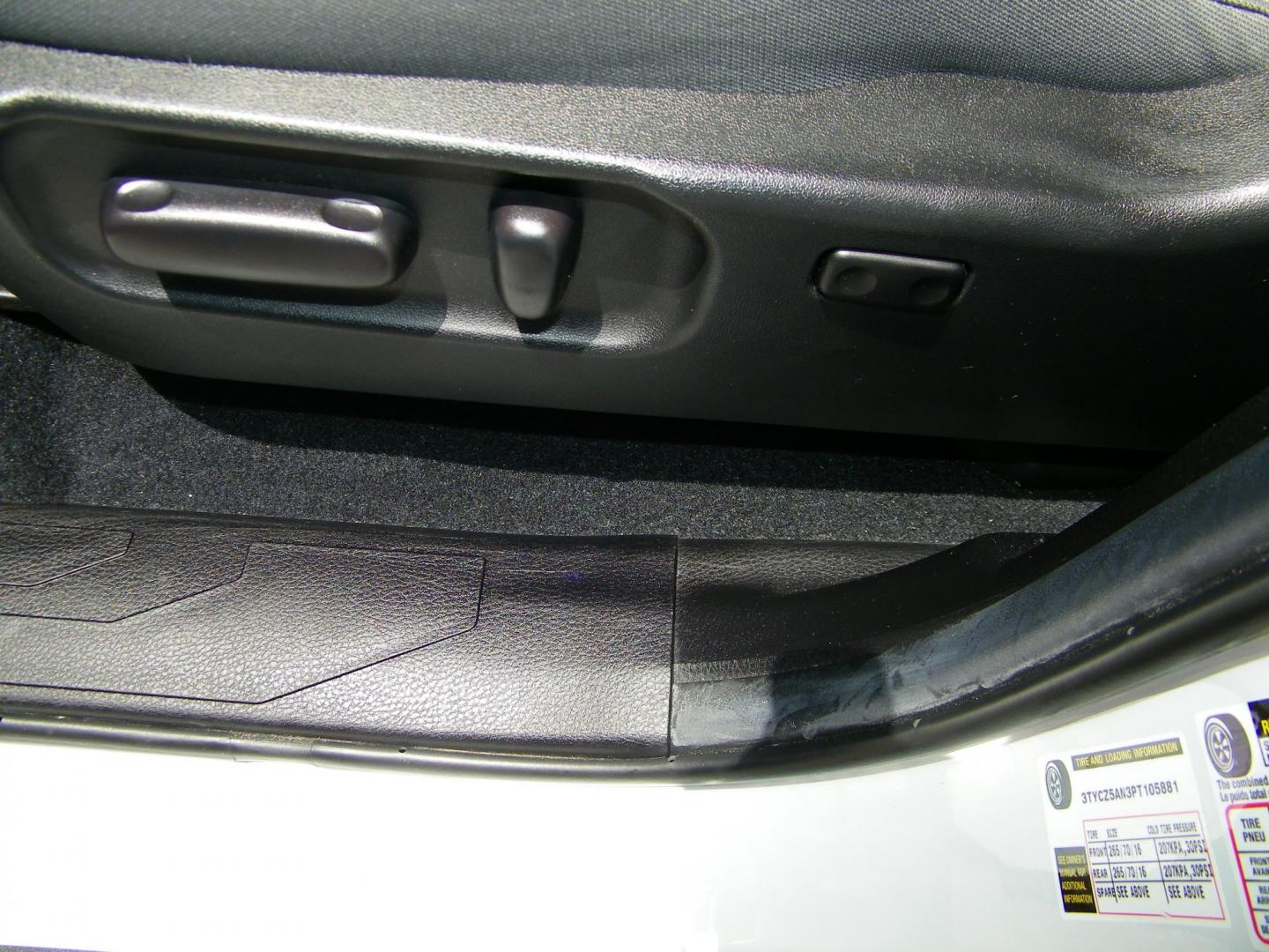 2023 White /Black Toyota Tacoma SR5 Double Cab Long Bed V6 6AT 4WD (3TYCZ5AN3PT) with an 3.5L V6 DOHC 24V engine, 6A transmission, located at 4000 Bee Ridge Road, Sarasota, FL, 34233, (941) 926-0300, 27.298664, -82.489151 - Photo#16