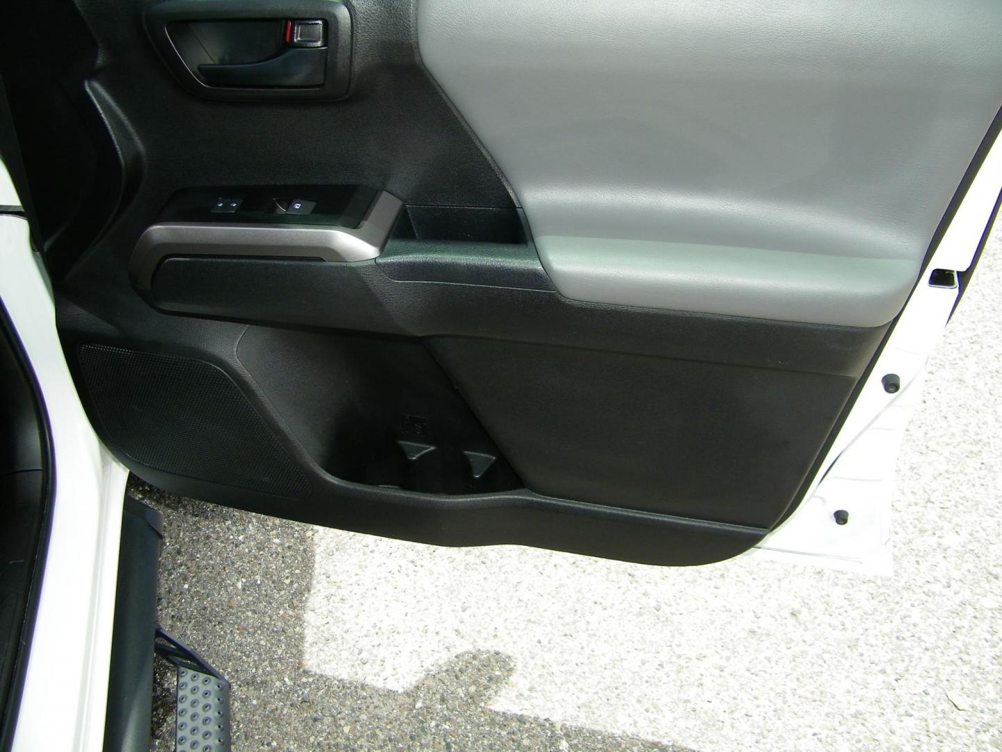 2023 White /Black Toyota Tacoma SR5 Double Cab Long Bed V6 6AT 4WD (3TYCZ5AN3PT) with an 3.5L V6 DOHC 24V engine, 6A transmission, located at 4000 Bee Ridge Road, Sarasota, FL, 34233, (941) 926-0300, 27.298664, -82.489151 - Photo#13