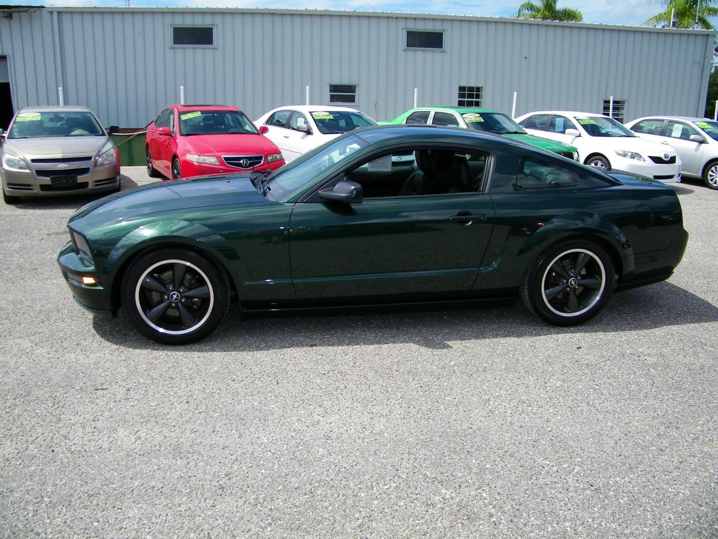 2008 Green /Black Ford Mustang GT Bullitt (1ZVHT82H985) with an 4.6L V8 SOHC 24V engine, Manual transmission, located at 4000 Bee Ridge Road, Sarasota, FL, 34233, (941) 926-0300, 27.298664, -82.489151 - Photo#2