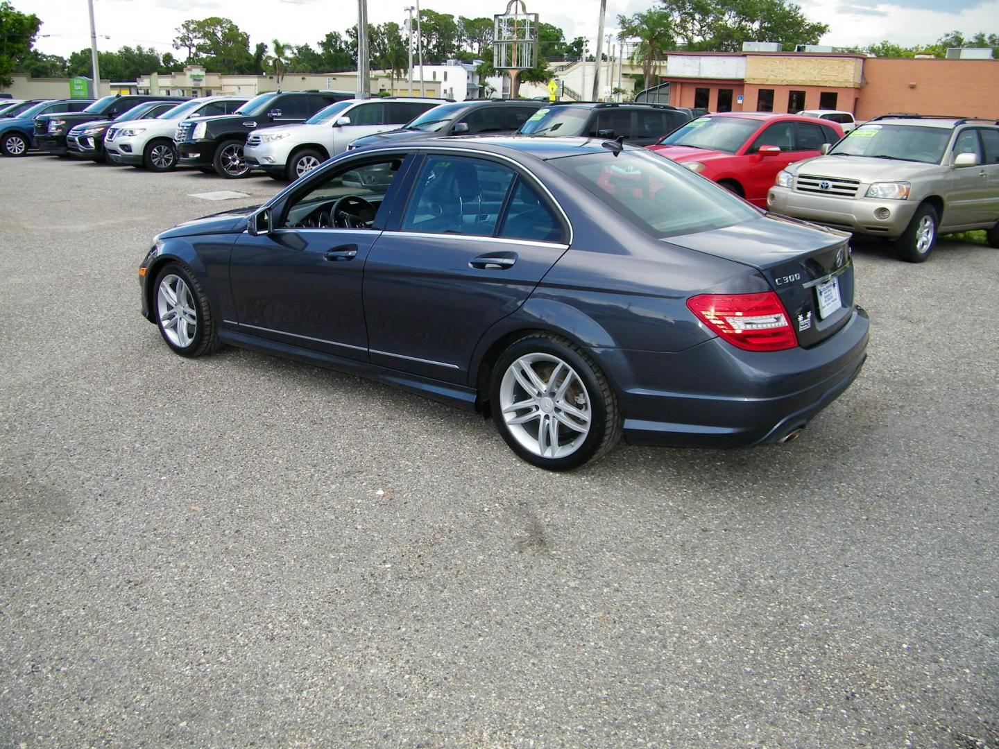 2014 Gray /Black Mercedes-Benz C-Class C300 4MATIC Sport Sedan (WDDGF8AB0ER) with an 3.0L V6 DOHC 24V engine, 7-Speed Automatic transmission, located at 4000 Bee Ridge Road, Sarasota, FL, 34233, (941) 926-0300, 27.298664, -82.489151 - Photo#3