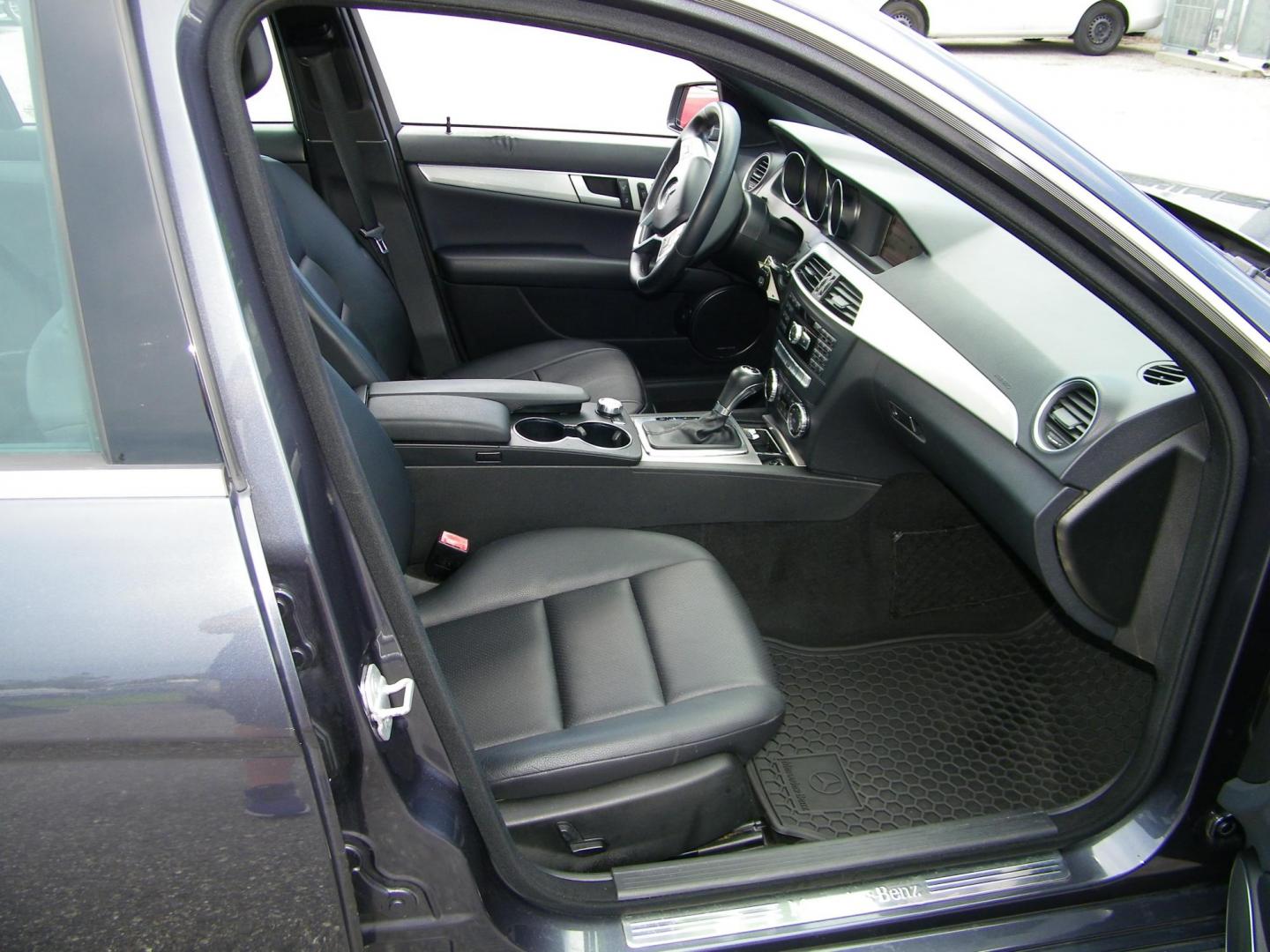 2014 Gray /Black Mercedes-Benz C-Class C300 4MATIC Sport Sedan (WDDGF8AB0ER) with an 3.0L V6 DOHC 24V engine, 7-Speed Automatic transmission, located at 4000 Bee Ridge Road, Sarasota, FL, 34233, (941) 926-0300, 27.298664, -82.489151 - Photo#16