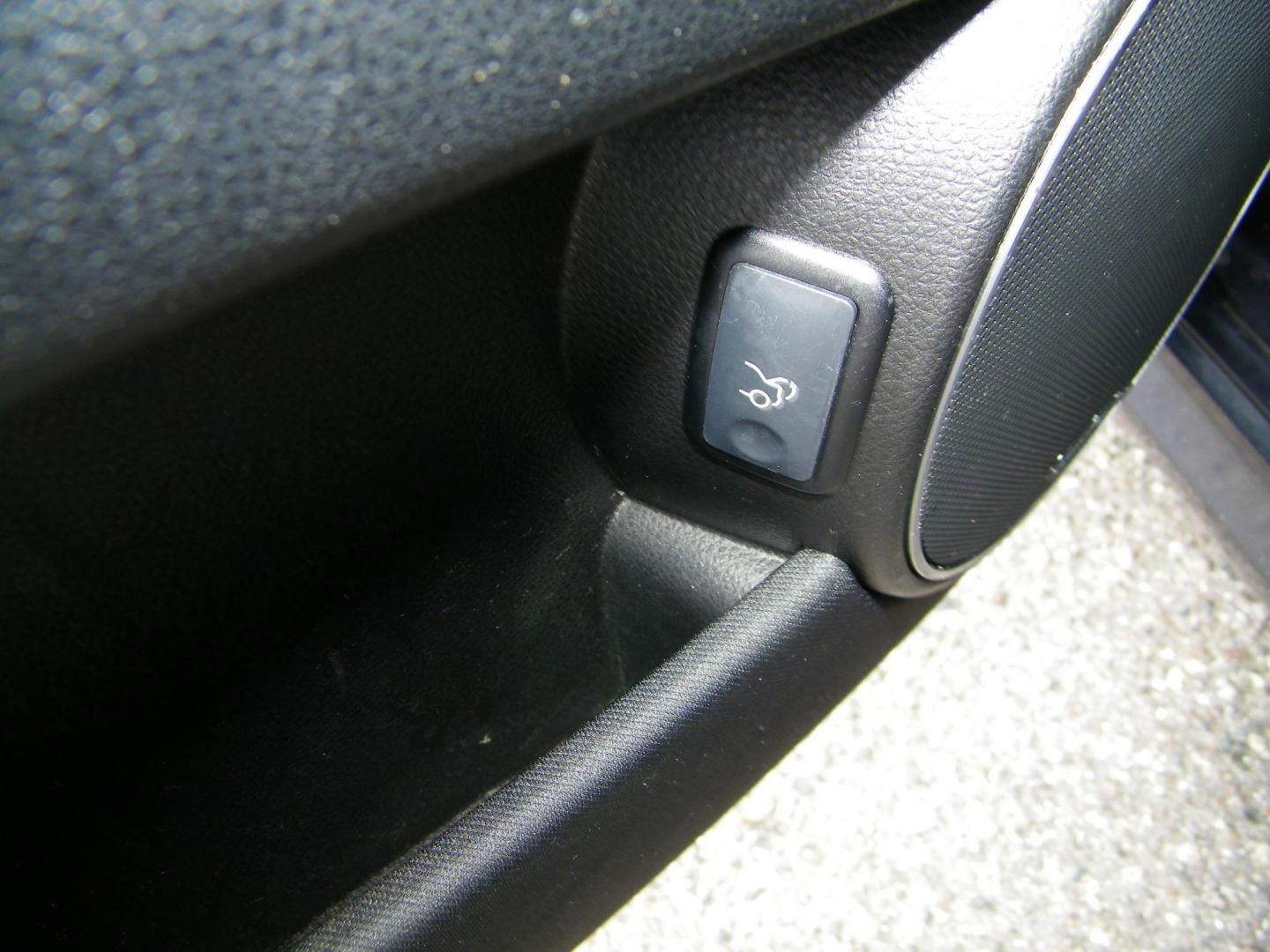 2014 Gray /Black Mercedes-Benz C-Class C300 4MATIC Sport Sedan (WDDGF8AB0ER) with an 3.0L V6 DOHC 24V engine, 7-Speed Automatic transmission, located at 4000 Bee Ridge Road, Sarasota, FL, 34233, (941) 926-0300, 27.298664, -82.489151 - Photo#18