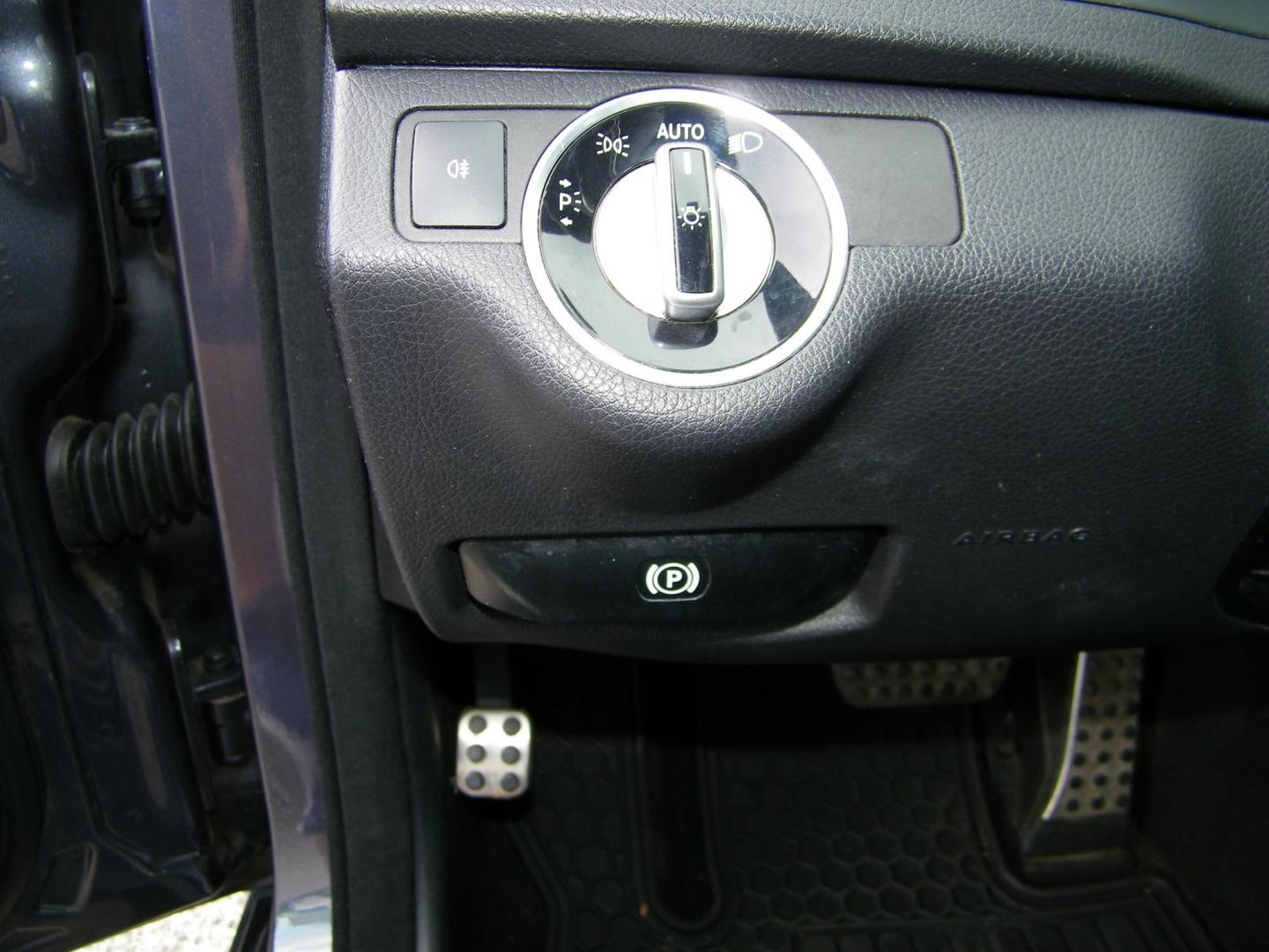 2014 Gray /Black Mercedes-Benz C-Class C300 4MATIC Sport Sedan (WDDGF8AB0ER) with an 3.0L V6 DOHC 24V engine, 7-Speed Automatic transmission, located at 4000 Bee Ridge Road, Sarasota, FL, 34233, (941) 926-0300, 27.298664, -82.489151 - Photo#19