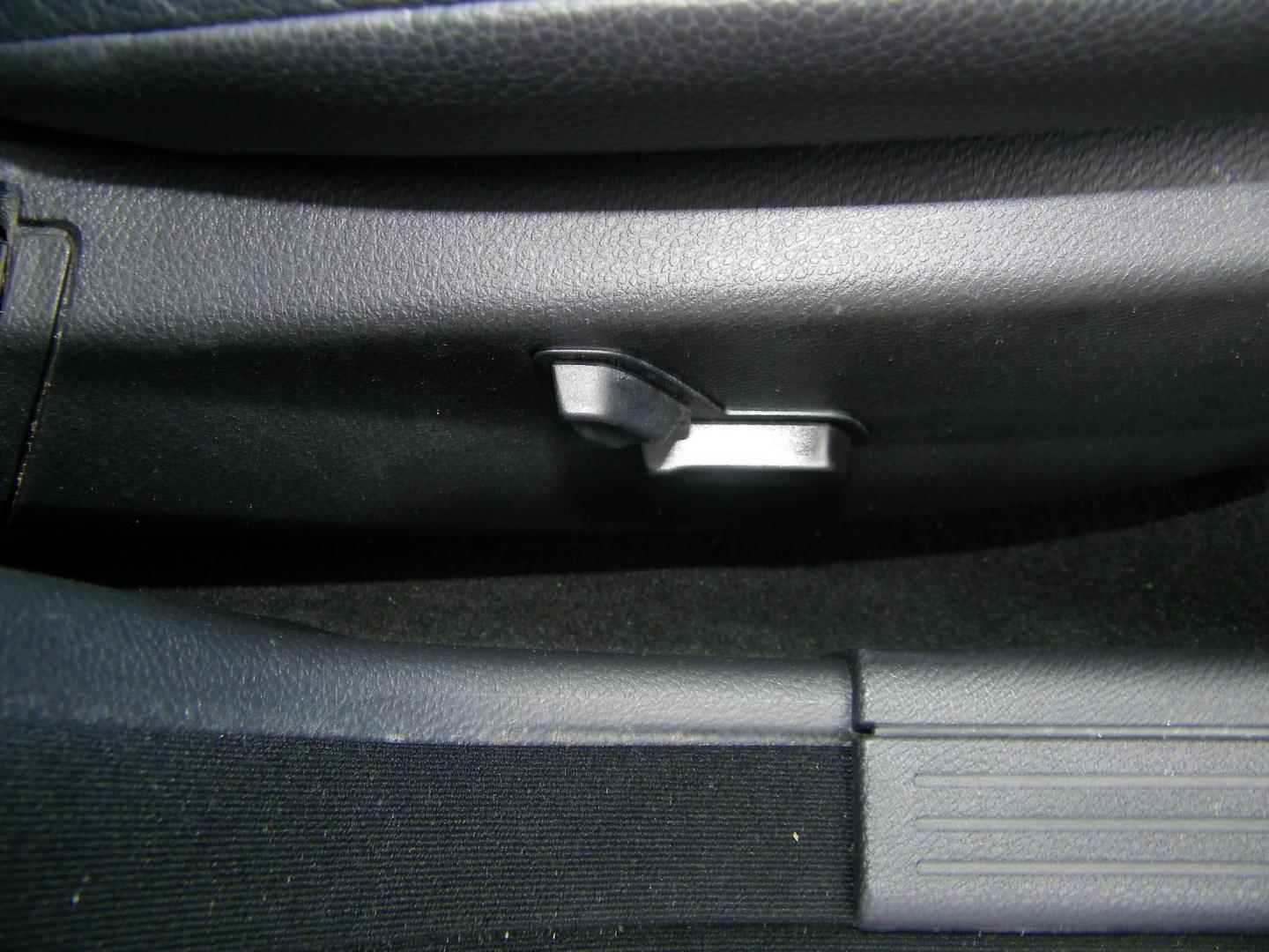 2014 Gray /Black Mercedes-Benz C-Class C300 4MATIC Sport Sedan (WDDGF8AB0ER) with an 3.0L V6 DOHC 24V engine, 7-Speed Automatic transmission, located at 4000 Bee Ridge Road, Sarasota, FL, 34233, (941) 926-0300, 27.298664, -82.489151 - Photo#15